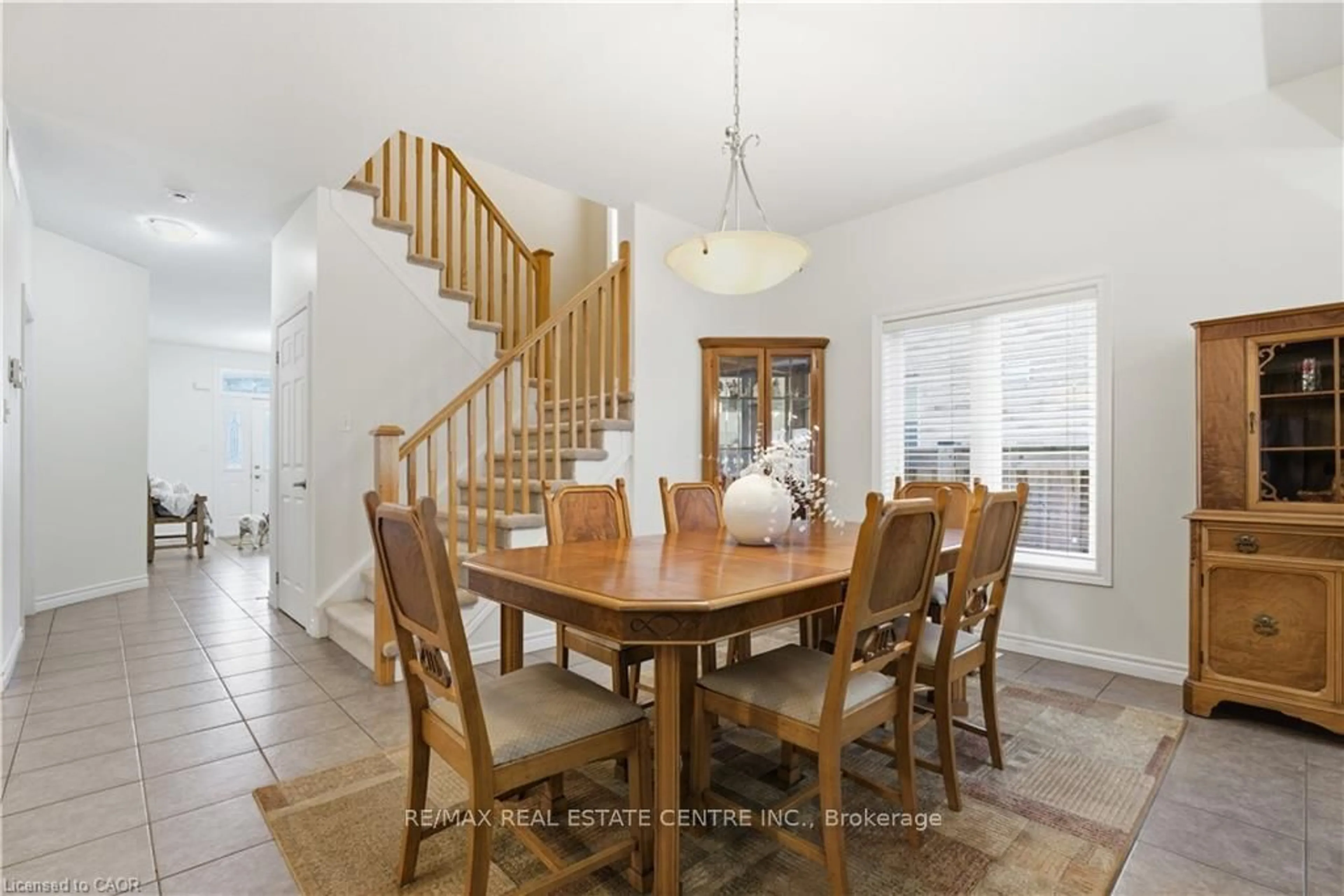 Dining room, unknown for 27 Cox St, Cambridge Ontario N1S 0A3