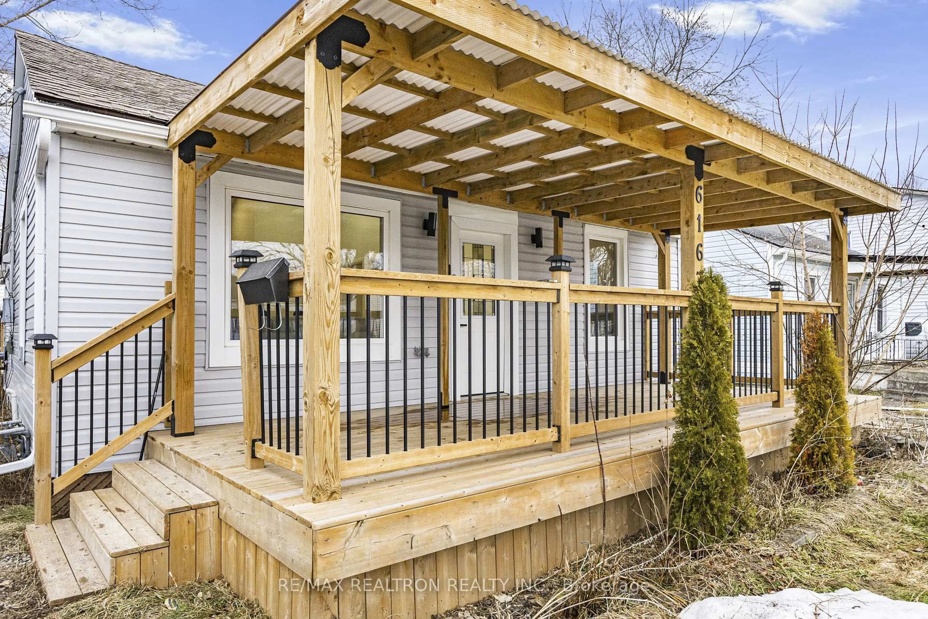 Patio, street for 6167 Skinner St, Niagara Falls Ontario L2G 2Y4