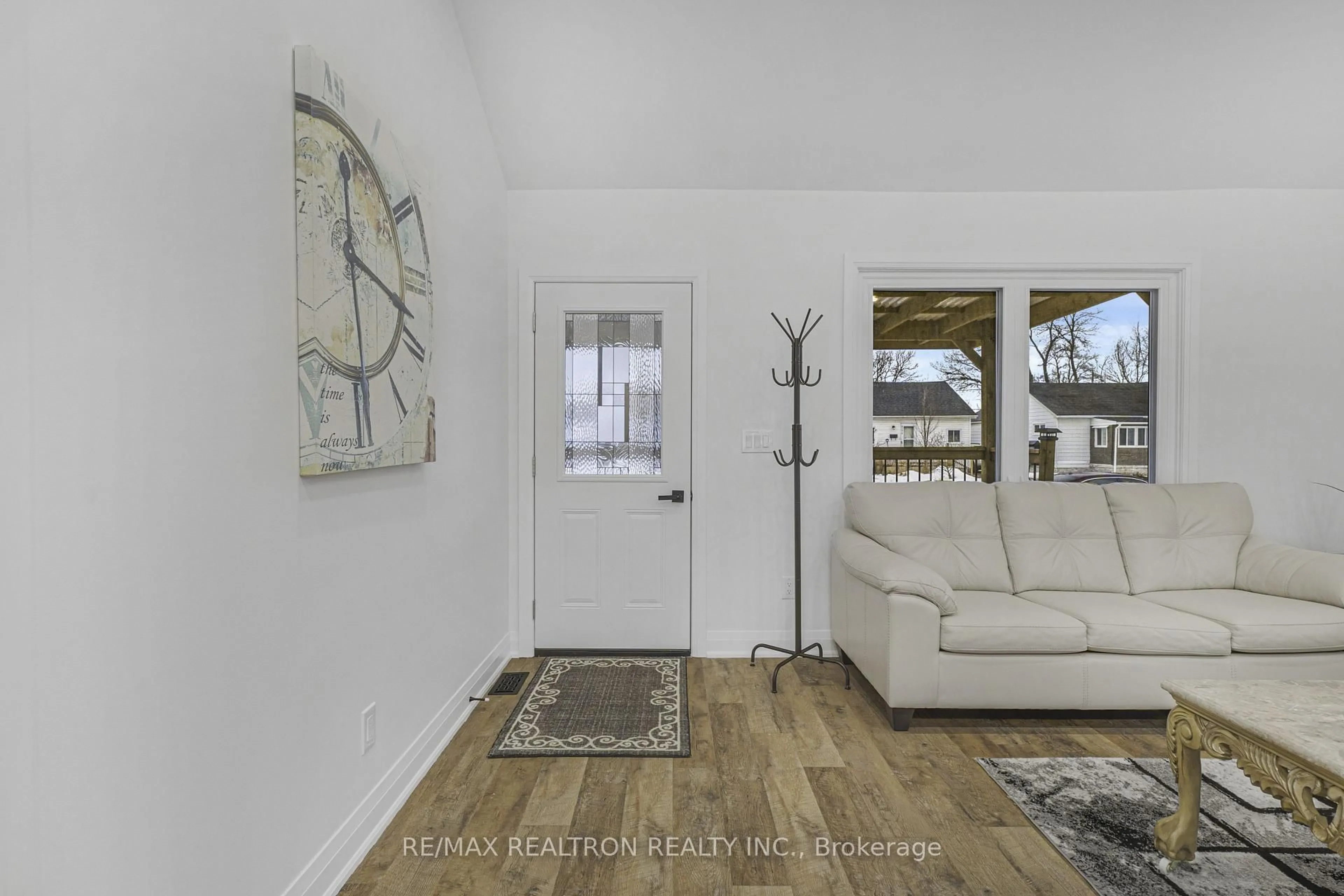 Indoor entryway for 6167 Skinner St, Niagara Falls Ontario L2G 2Y4