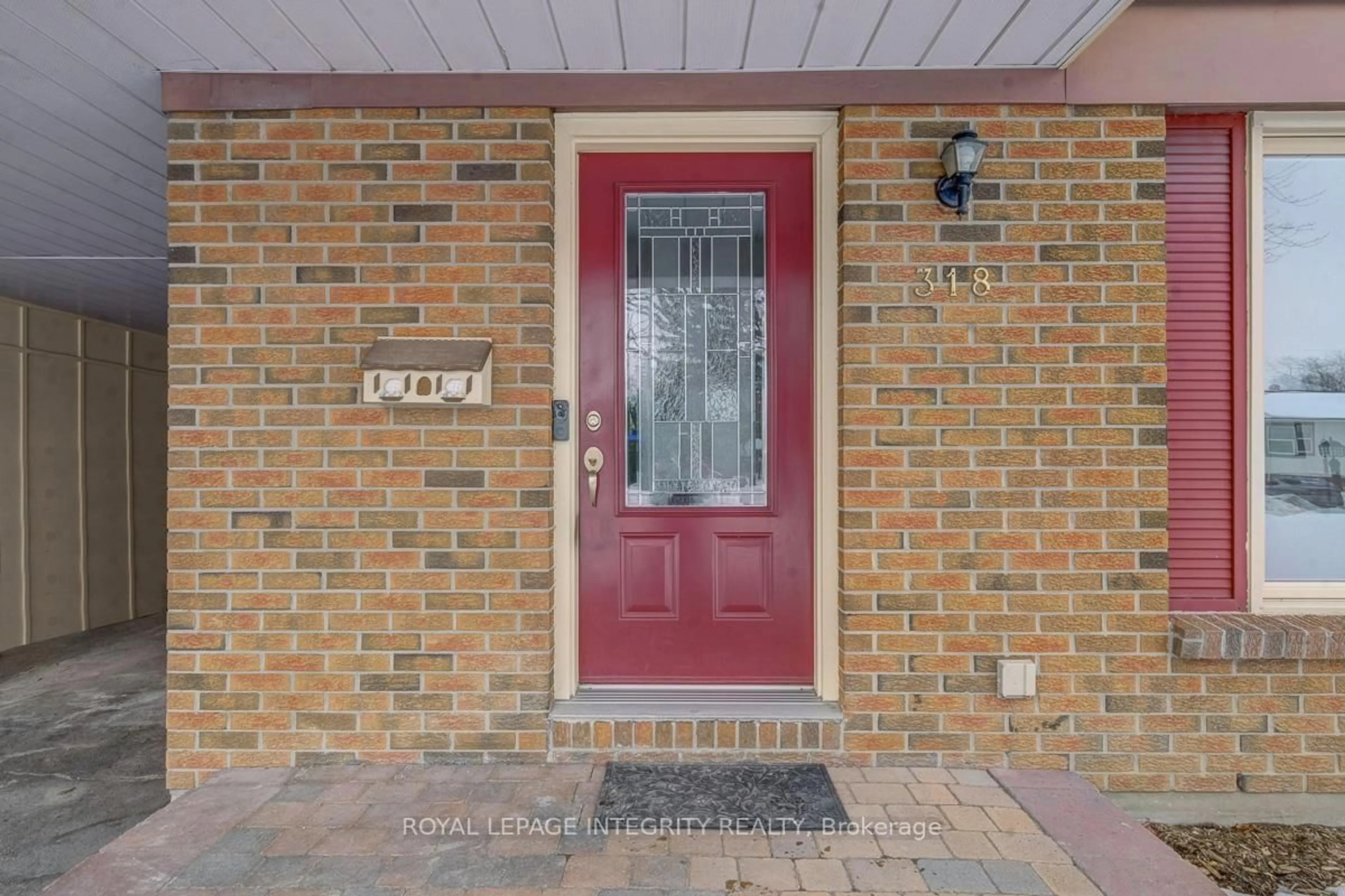Indoor entryway for 318 Dalehurst Dr, Ottawa Ontario K2G 4E4