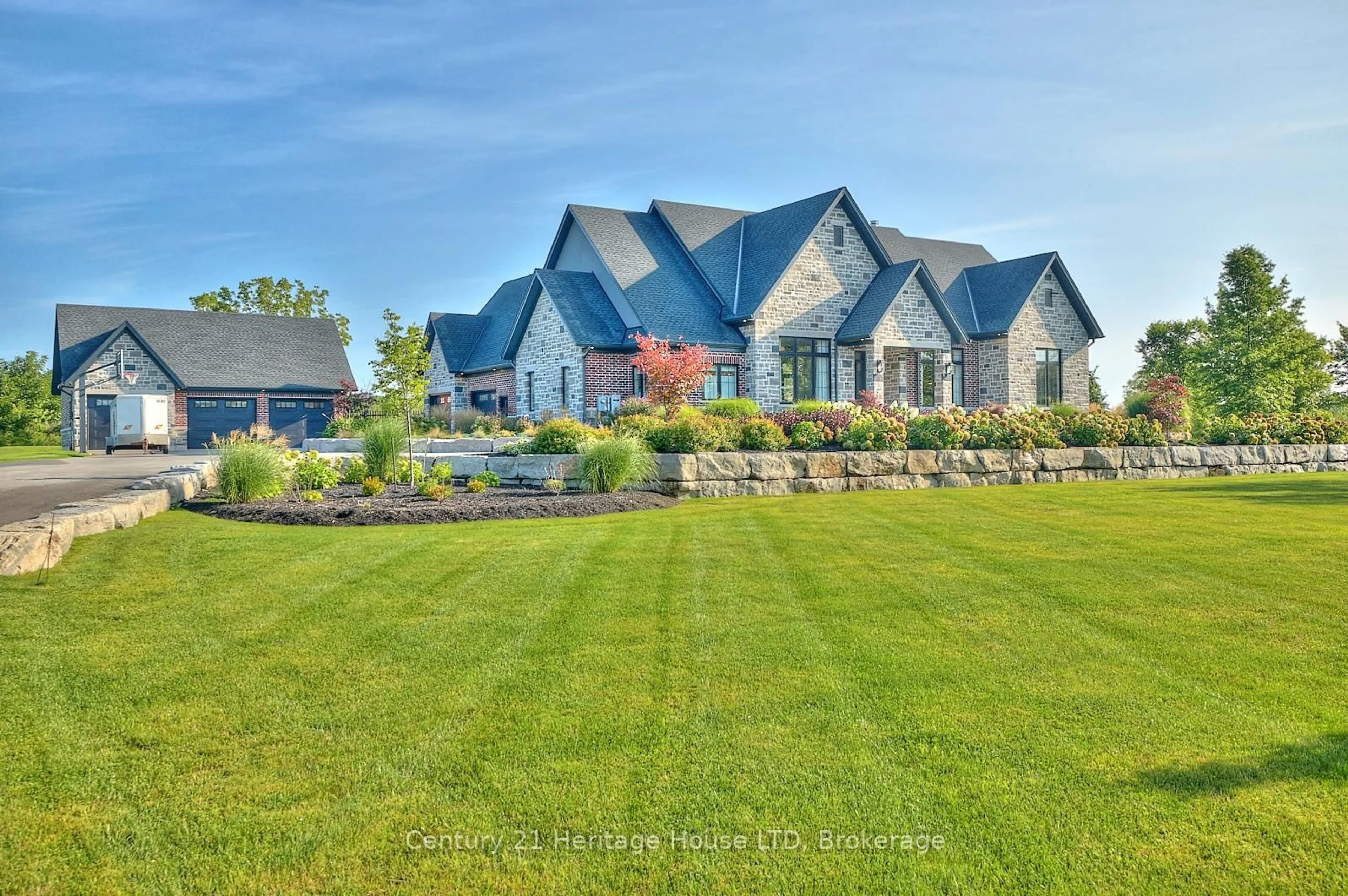 A pic from outside/outdoor area/front of a property/back of a property/a pic from drone, unknown for 1716 Rebecca St, Fort Erie Ontario L2A 5M4