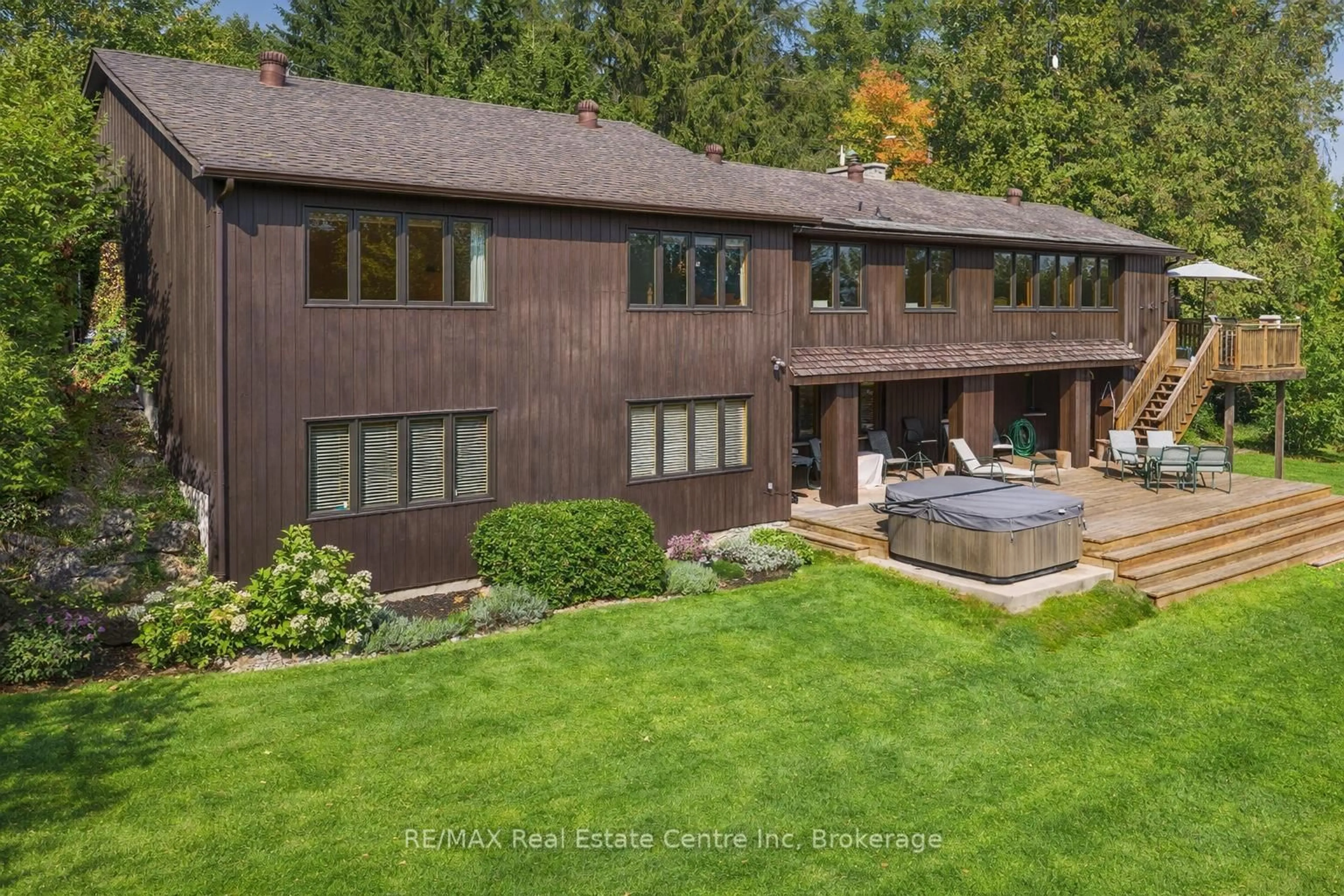 A pic from outside/outdoor area/front of a property/back of a property/a pic from drone, unknown for 185 BARDEN St, Guelph/Eramosa Ontario N0B 1P0