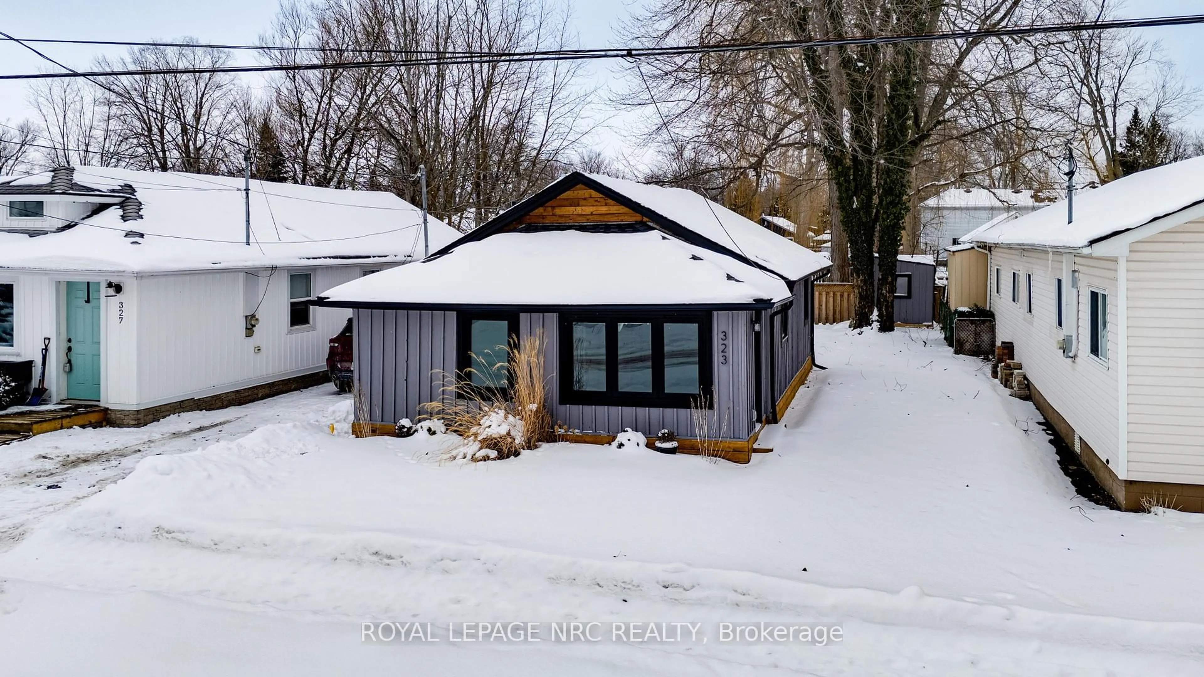 A pic from outside/outdoor area/front of a property/back of a property/a pic from drone, street for 323 Oxford Ave, Fort Erie Ontario L0S 1B0