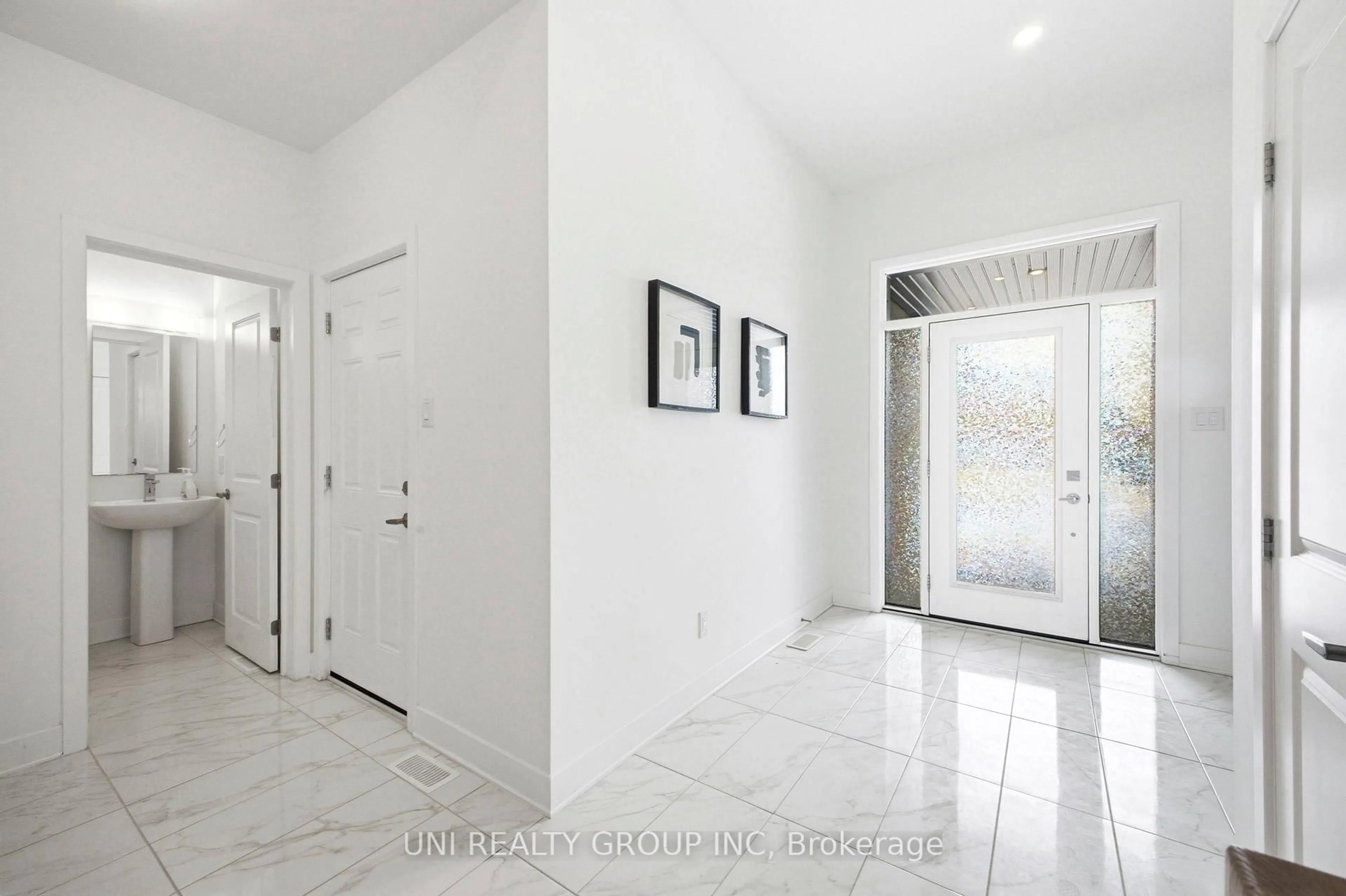 Indoor entryway for 828 Chipping Circ, Ottawa Ontario K4M 0E7