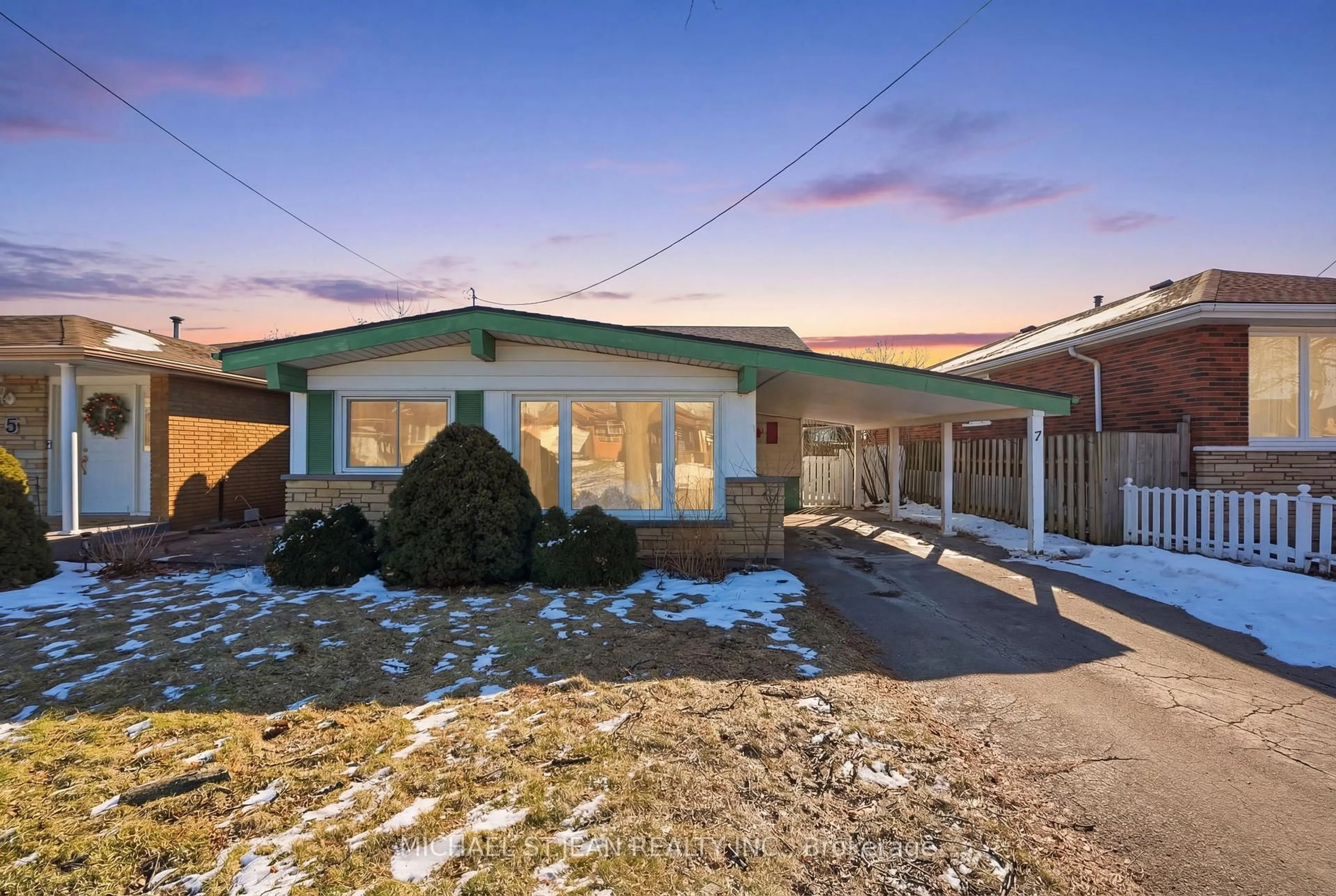 A pic from outside/outdoor area/front of a property/back of a property/a pic from drone, street for 7 Rapallo Dr, Hamilton Ontario L8T 3X6