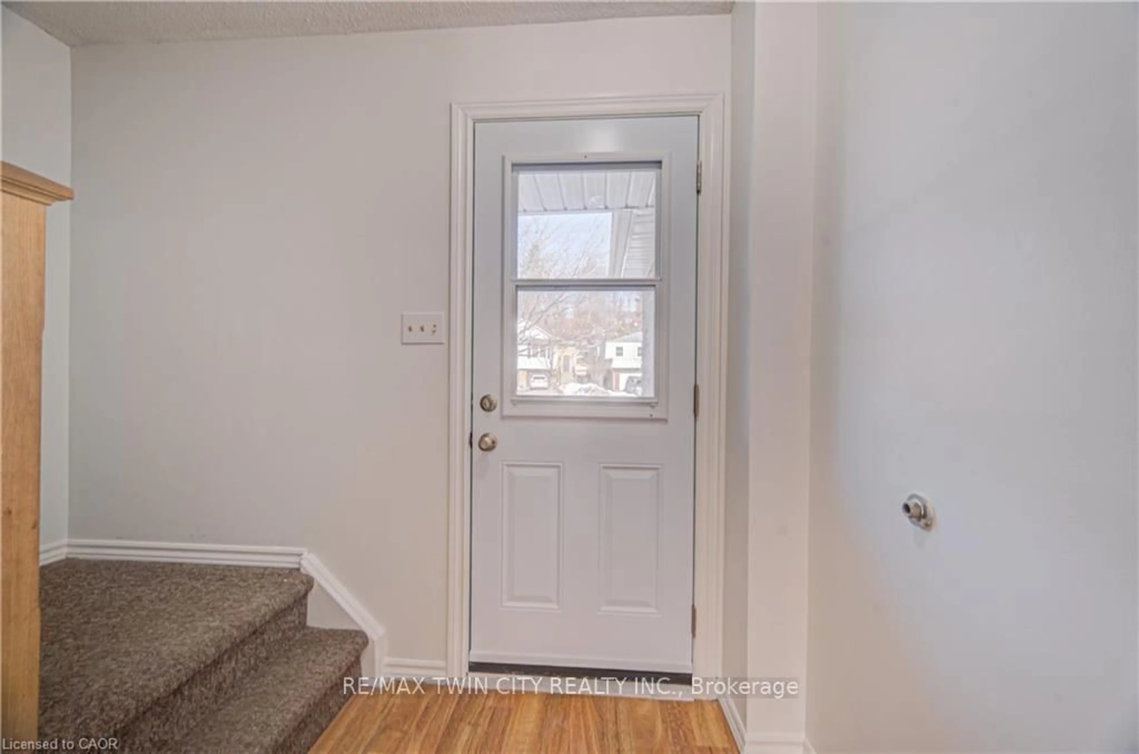 Indoor entryway for 277 PIONEER Dr, Kitchener Ontario N2P 1M9