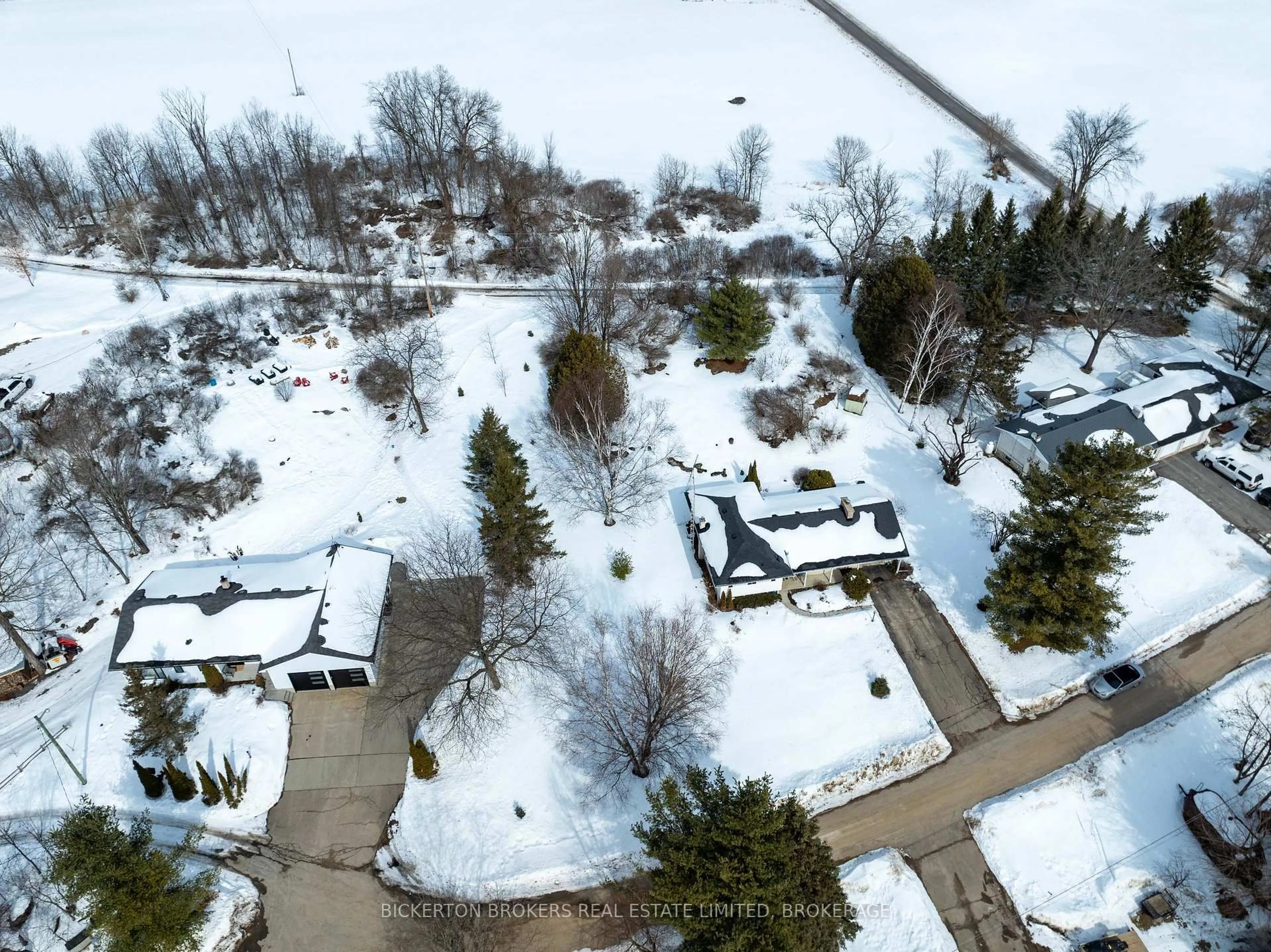 A pic from outside/outdoor area/front of a property/back of a property/a pic from drone, street for 102 Rocklind Close Lane, Leeds and the Thousand Islands Ontario K0H 2N0
