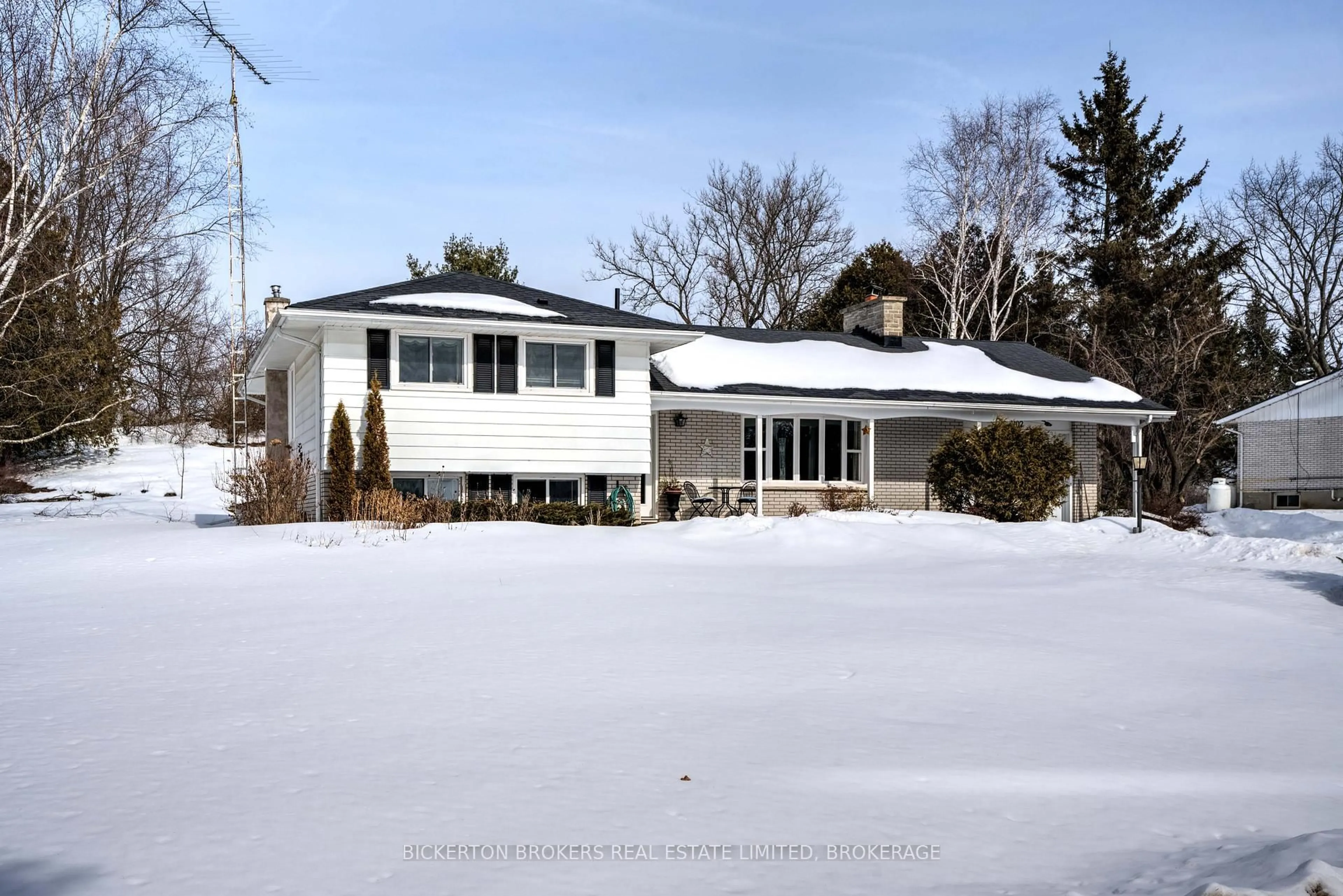 Home with vinyl exterior material, street for 102 Rocklind Close Lane, Leeds and the Thousand Islands Ontario K0H 2N0