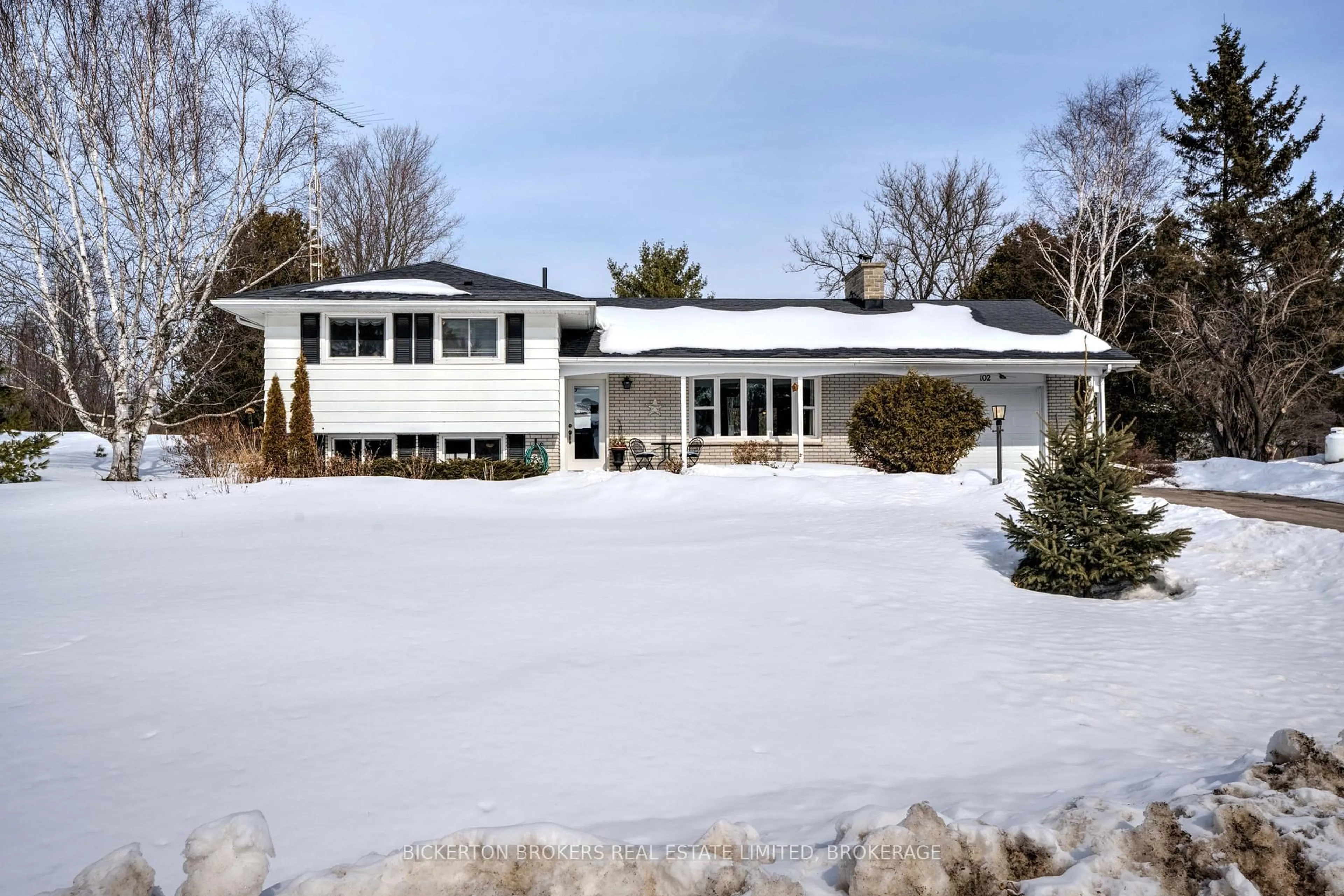 Home with vinyl exterior material, unknown for 102 Rocklind Close Lane, Leeds and the Thousand Islands Ontario K0H 2N0