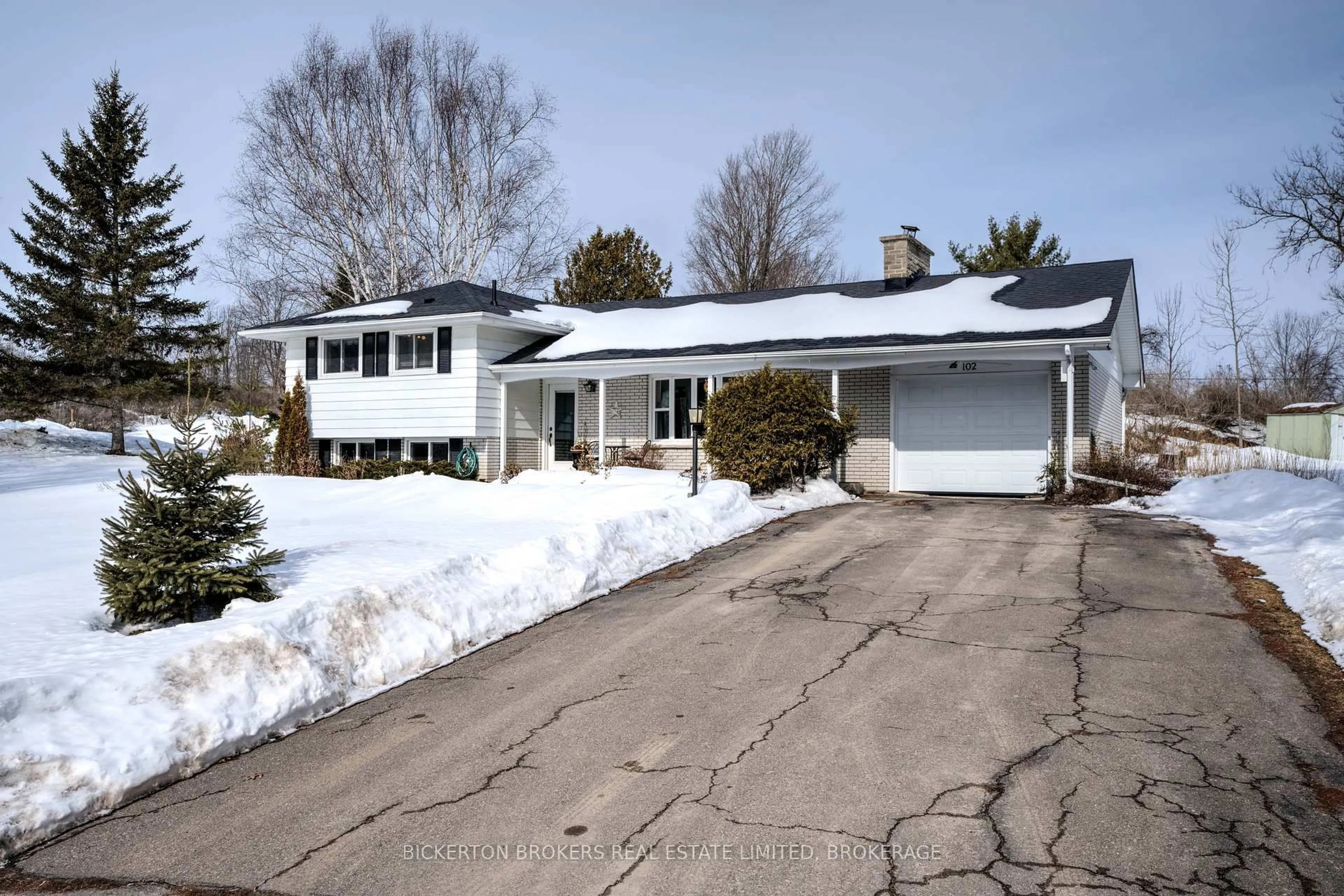 Home with vinyl exterior material, street for 102 Rocklind Close Lane, Leeds and the Thousand Islands Ontario K0H 2N0