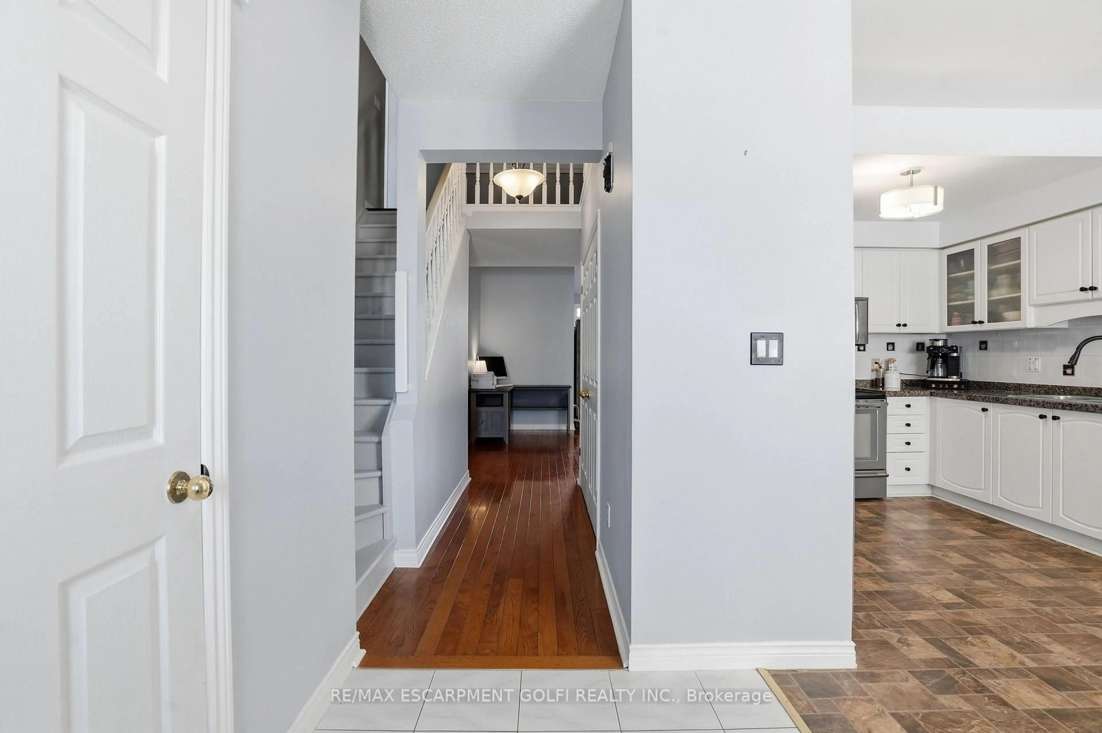 Indoor entryway for 96 Greentrail Dr #43, Hamilton Ontario L0R 1W0