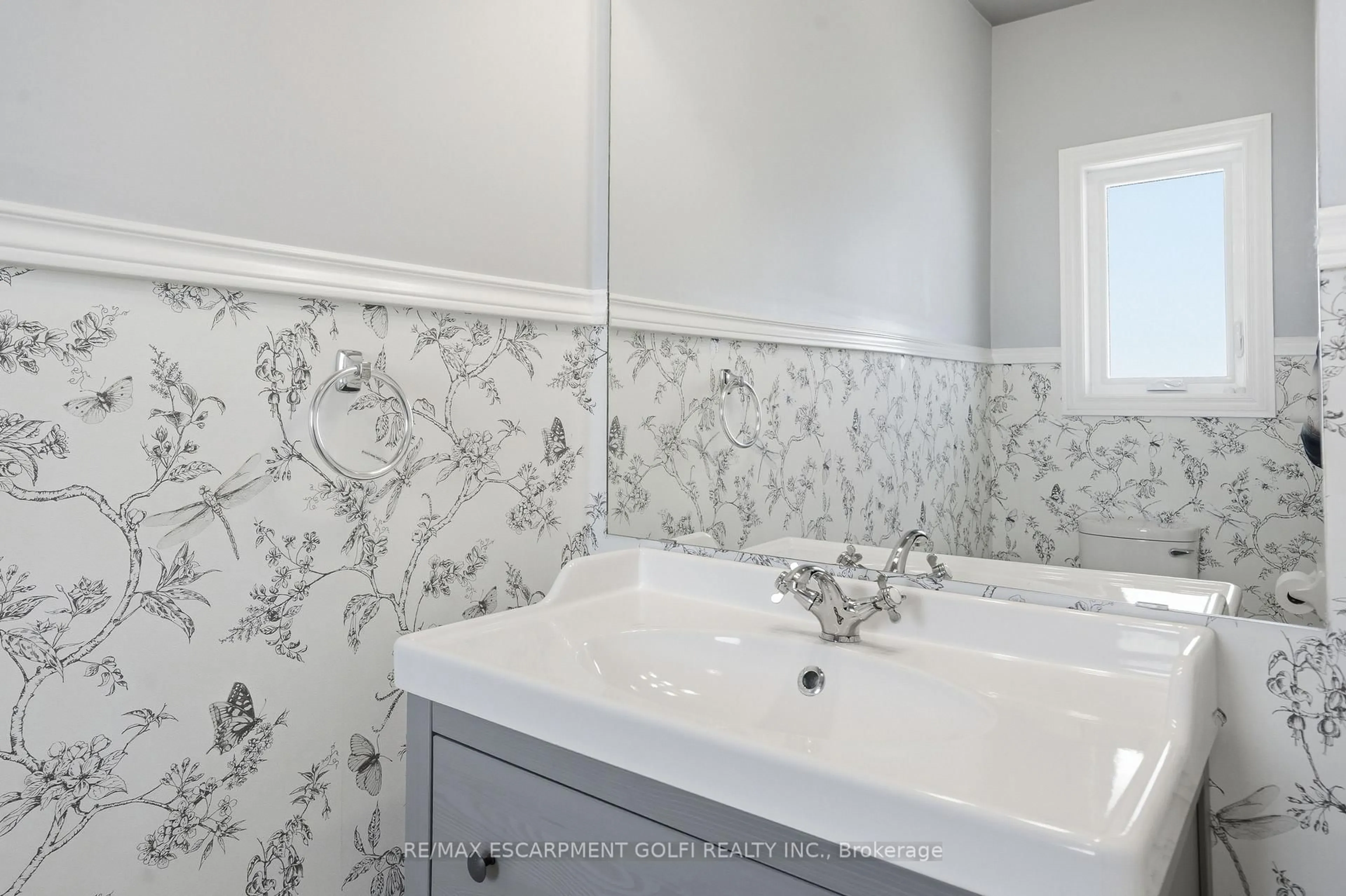 Standard bathroom, ceramic/tile floor for 96 Greentrail Dr #43, Hamilton Ontario L0R 1W0
