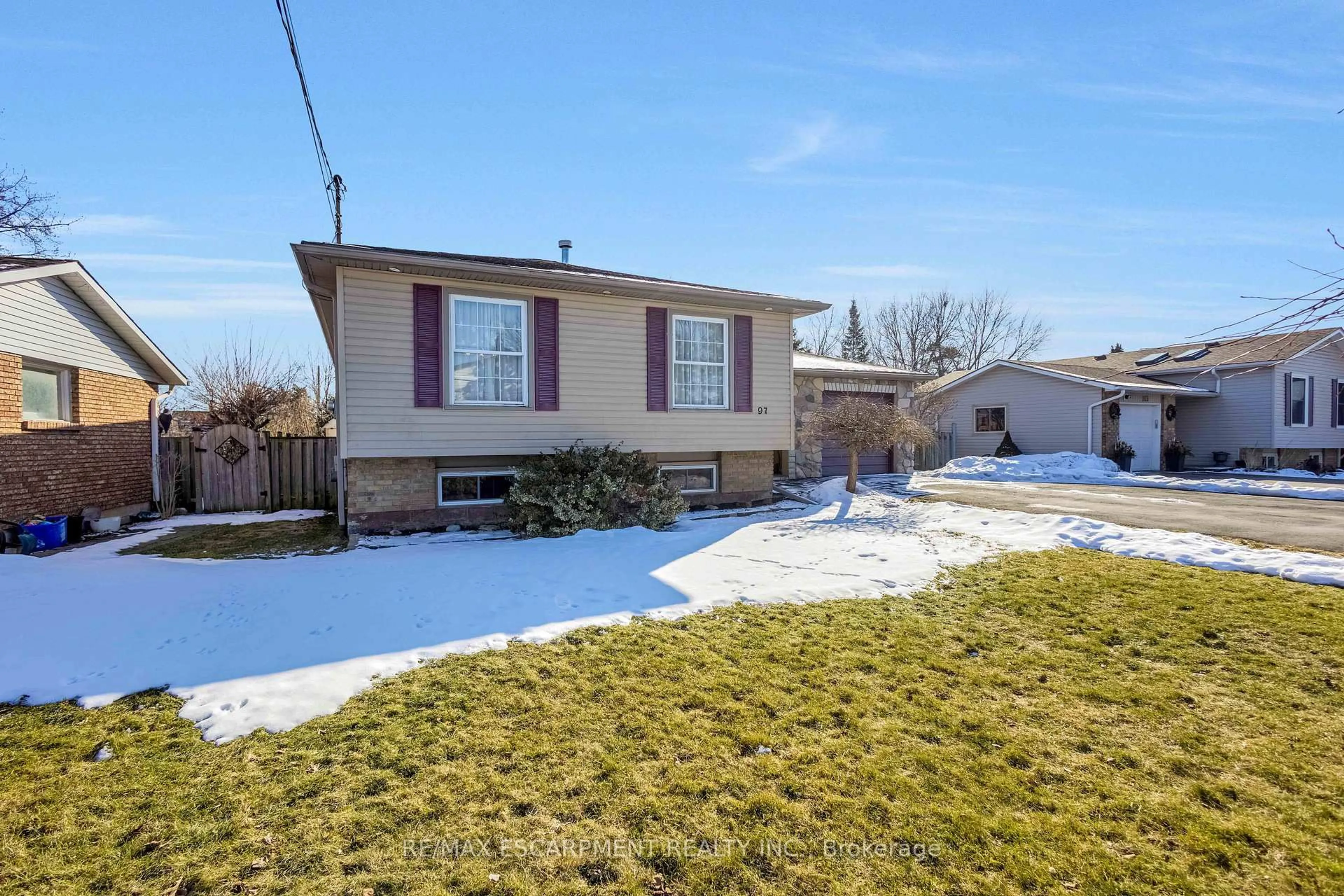 A pic from outside/outdoor area/front of a property/back of a property/a pic from drone, street for 97 Kinross St, Haldimand Ontario N3W 1J9