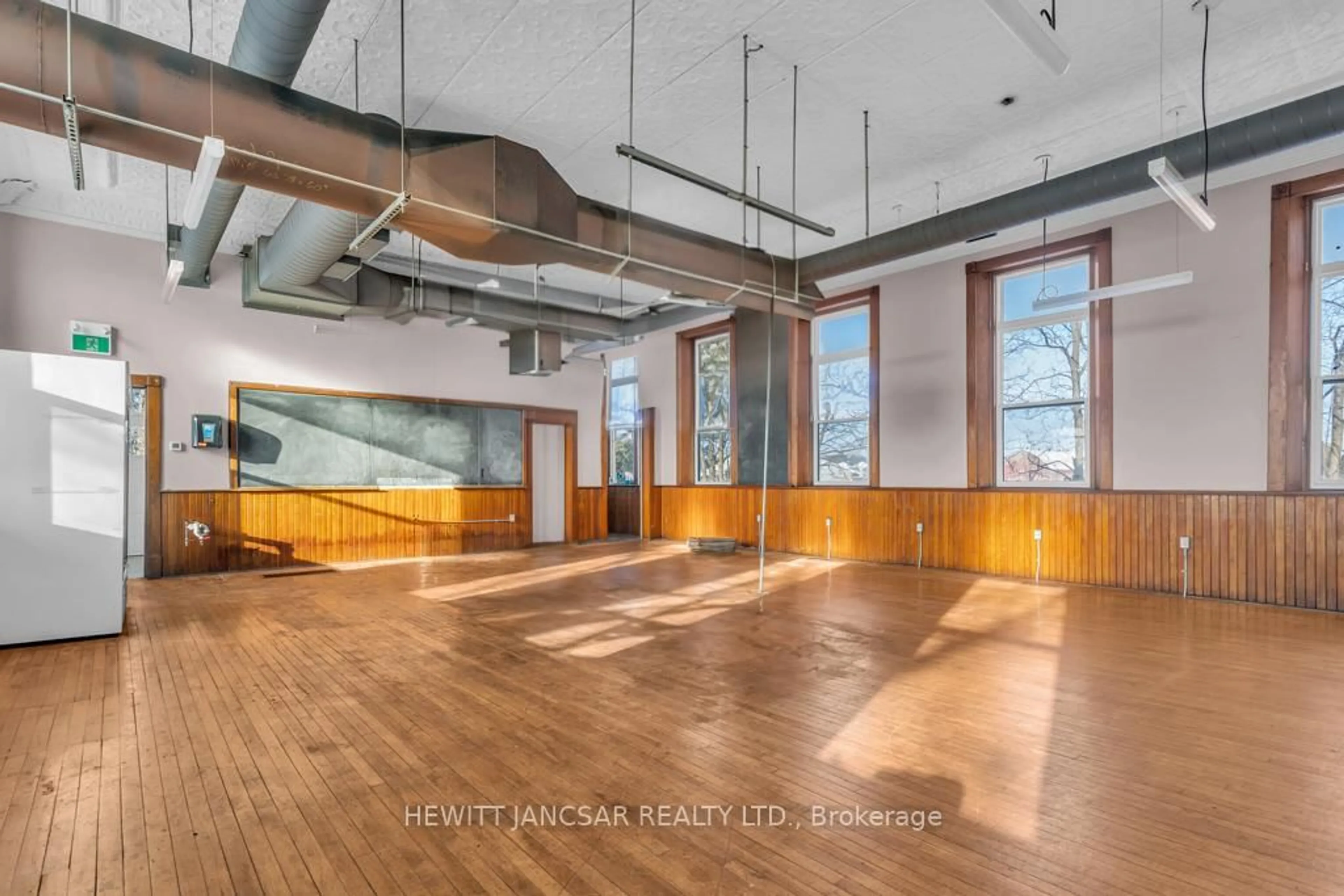 Indoor foyer for 5183 Trussler Rd, Blandford-Blenheim Ontario N0B 1E0