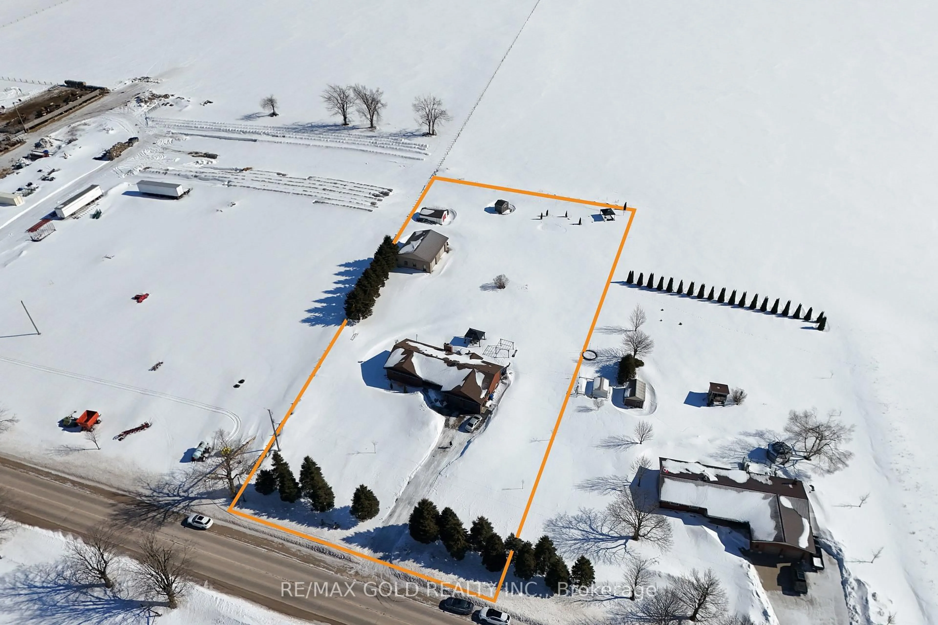 A pic from outside/outdoor area/front of a property/back of a property/a pic from drone, building for 554421 Mono - Amaranth Townline, Mono Ontario L9W 5M8