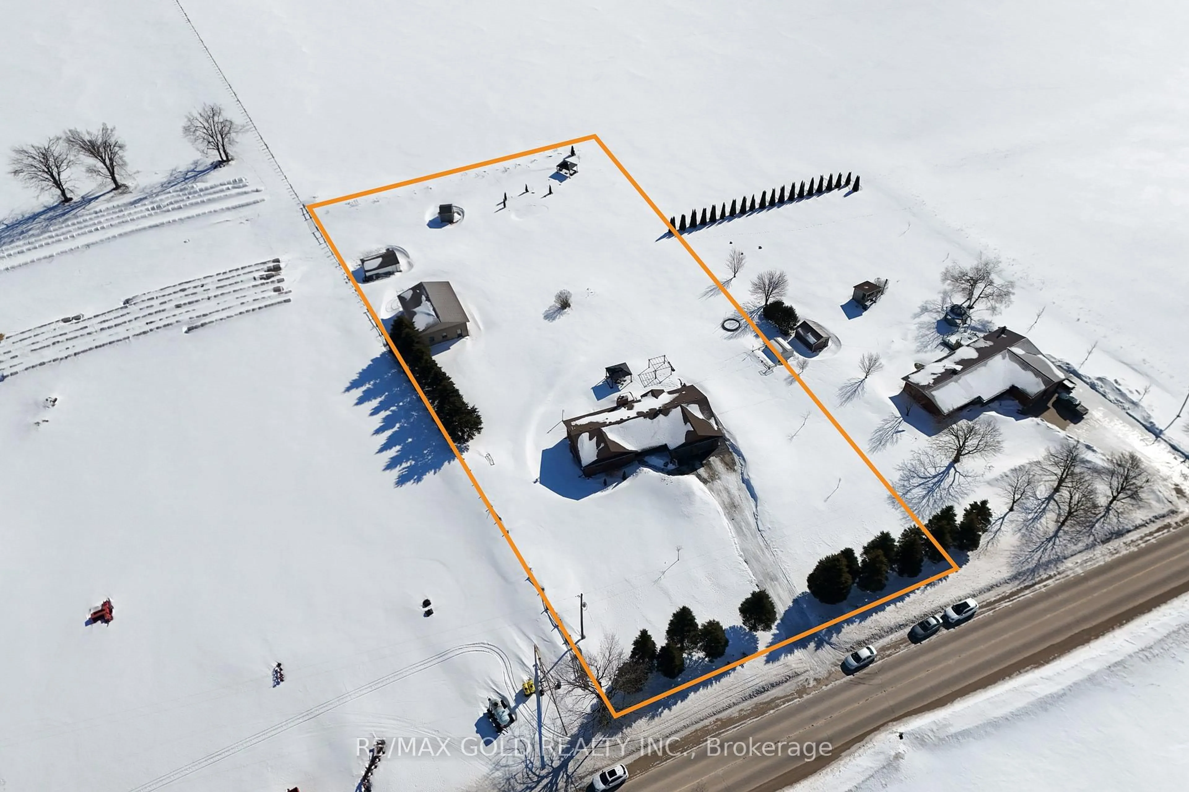 A pic from outside/outdoor area/front of a property/back of a property/a pic from drone, building for 554421 Mono - Amaranth Townline, Mono Ontario L9W 5M8