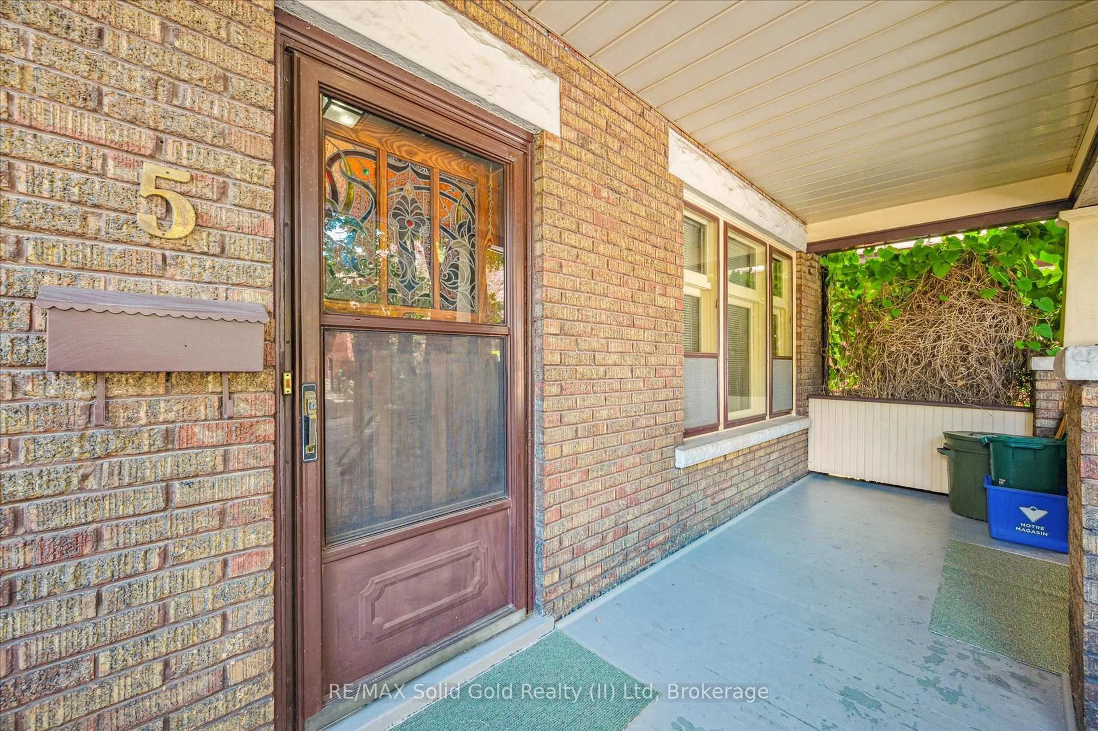 Indoor entryway for 5 Dekay St, Kitchener Ontario N2H 3T1