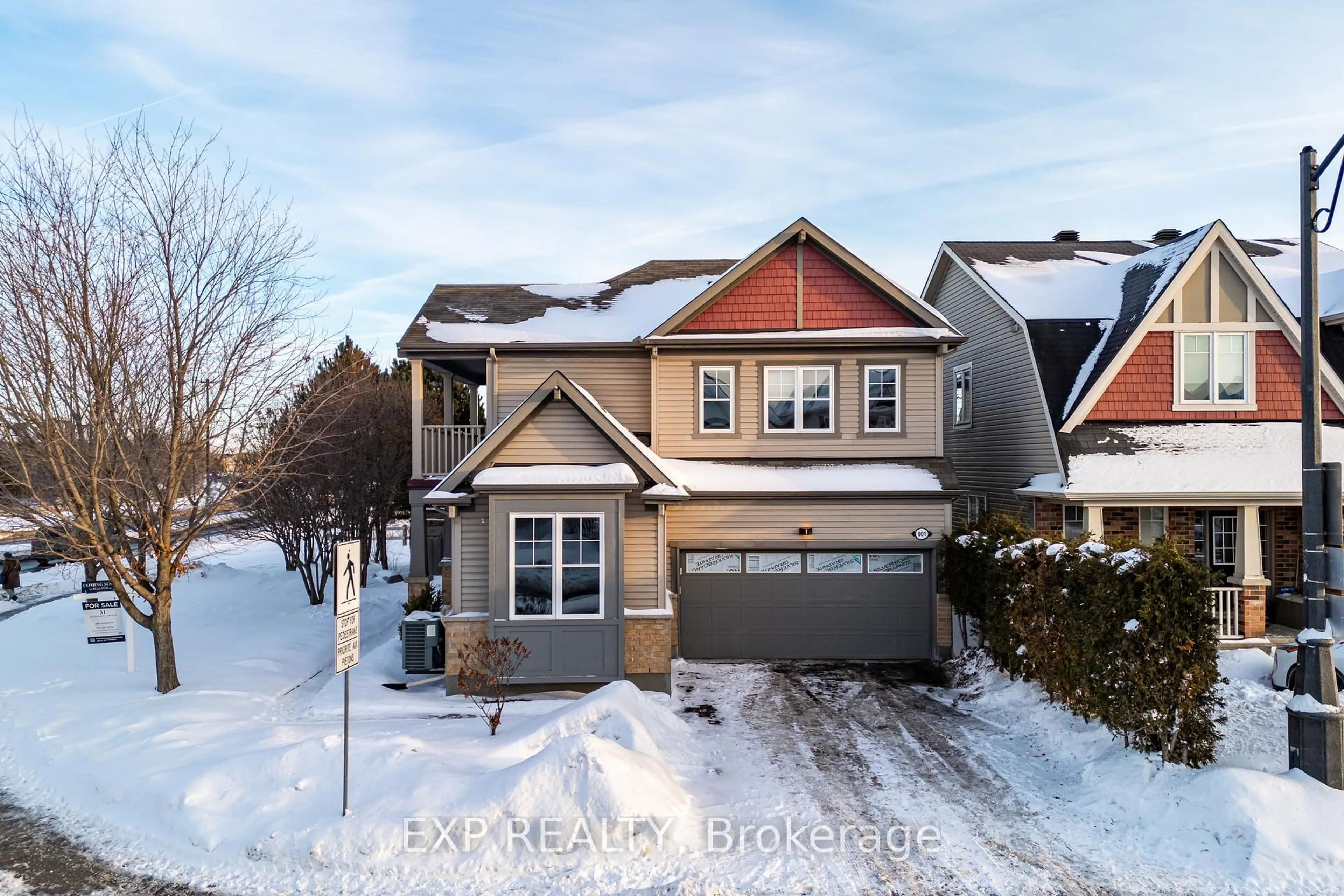A pic from outside/outdoor area/front of a property/back of a property/a pic from drone, street for 601 Rosehill Ave, Stittsville Ontario K2S 0K3