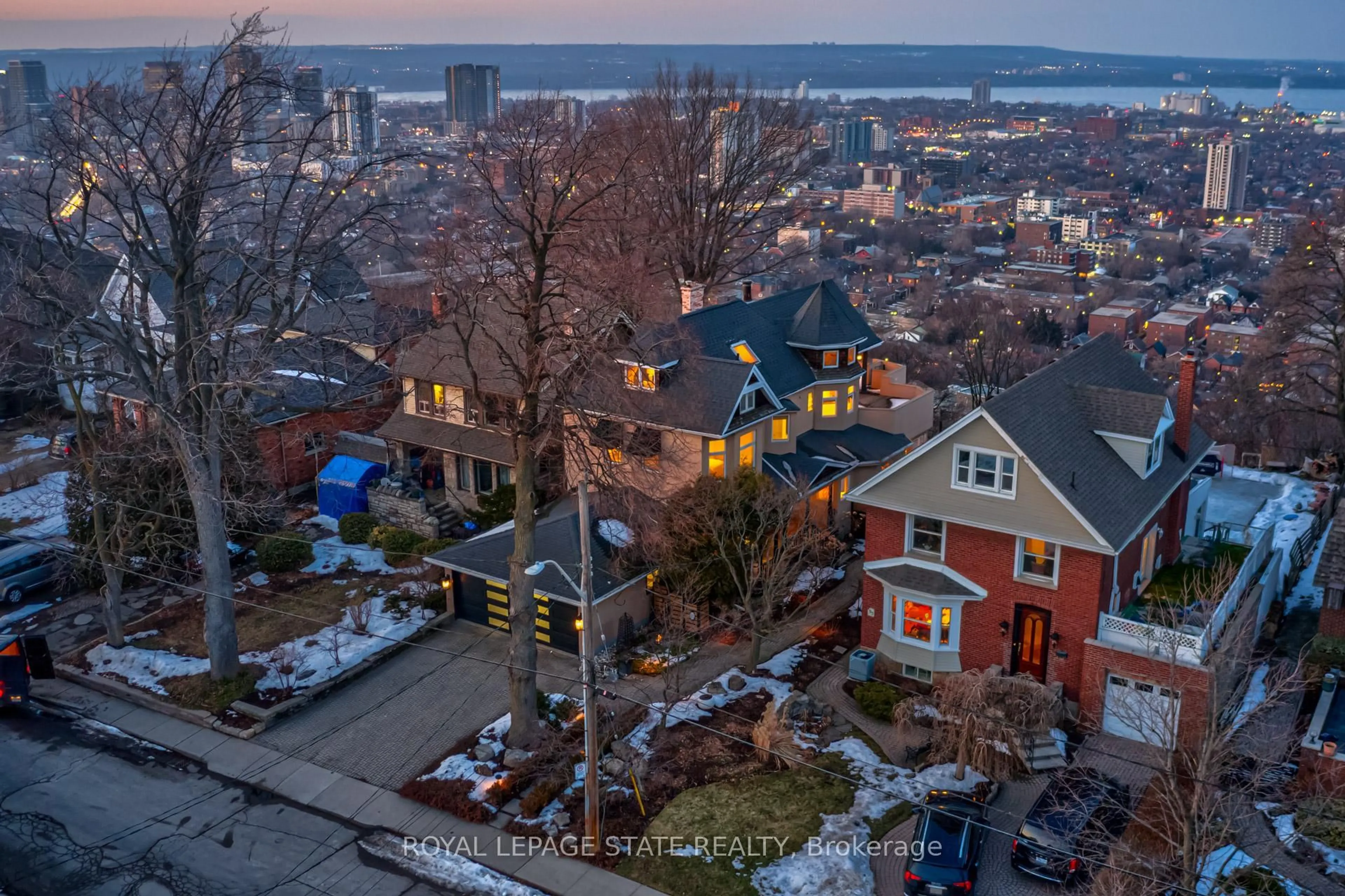 A pic from outside/outdoor area/front of a property/back of a property/a pic from drone, unknown for 91 Mountain Park Ave, Hamilton Ontario L9A 1A1