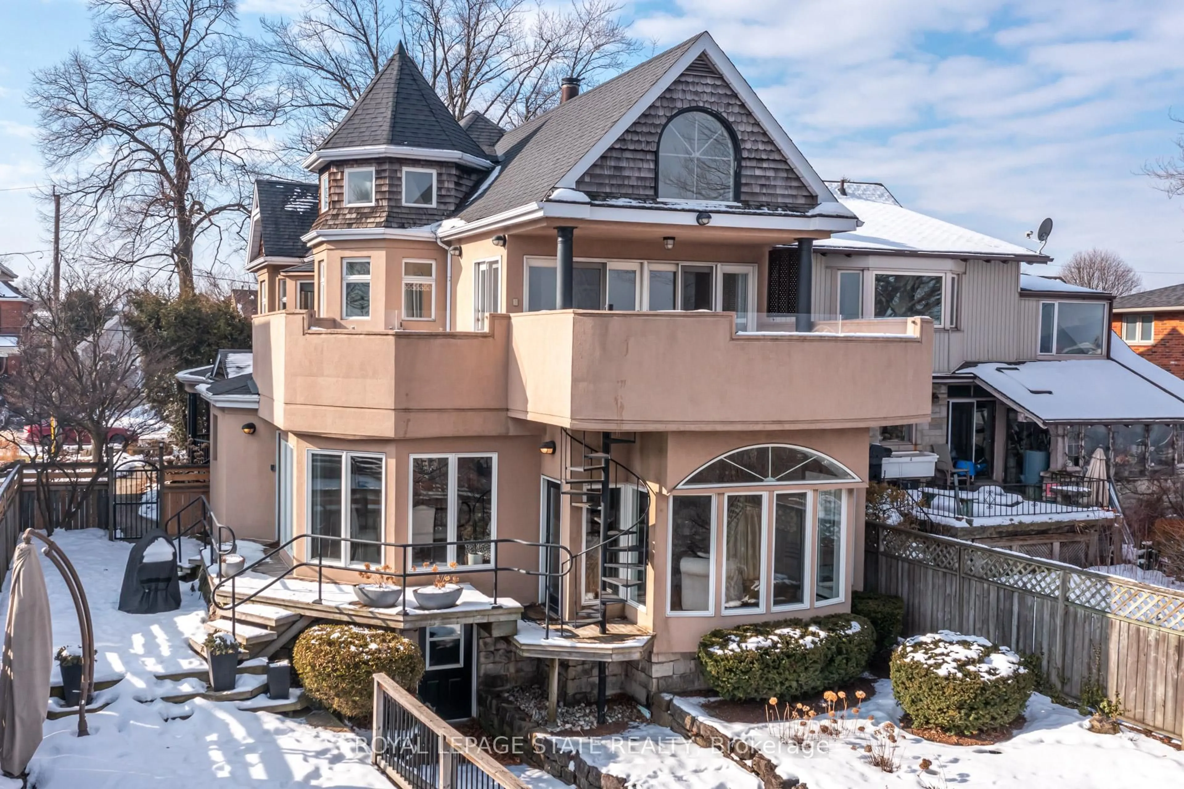 A pic from outside/outdoor area/front of a property/back of a property/a pic from drone, unknown for 91 Mountain Park Ave, Hamilton Ontario L9A 1A1