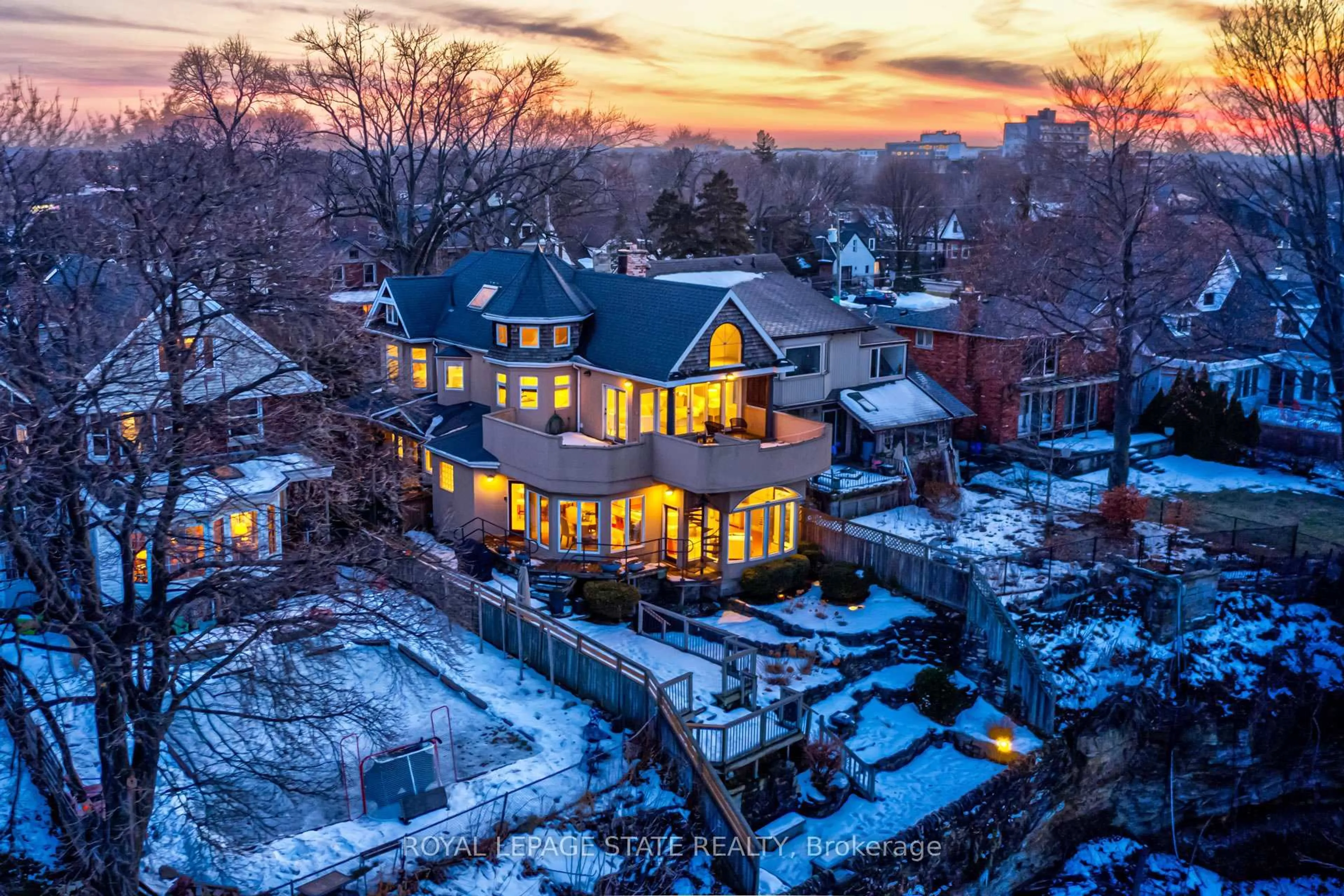 A pic from outside/outdoor area/front of a property/back of a property/a pic from drone, street for 91 Mountain Park Ave, Hamilton Ontario L9A 1A1