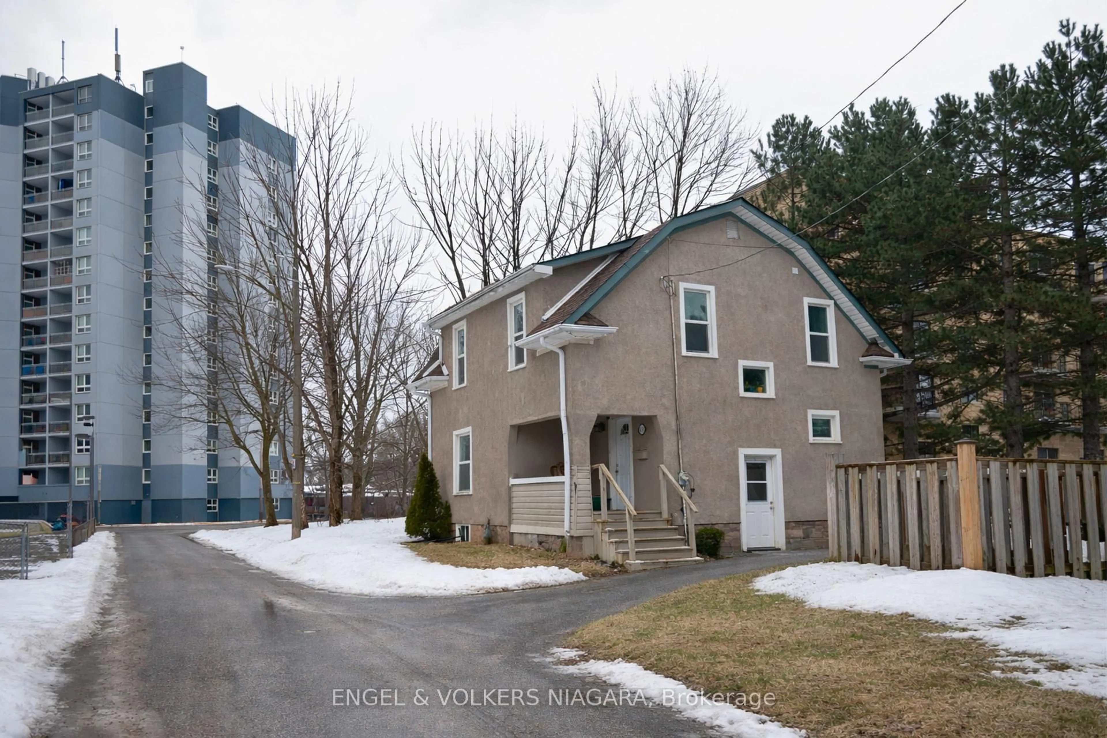 A pic from outside/outdoor area/front of a property/back of a property/a pic from drone, street for 4752 Crawford Pl, Niagara Falls Ontario L2E 1Z2