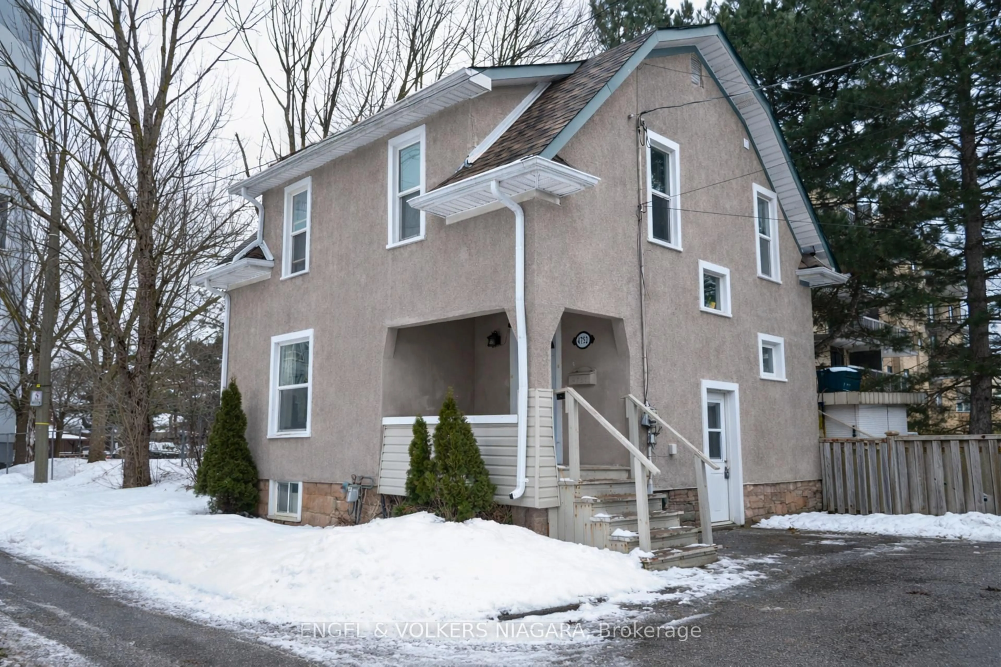 Home with vinyl exterior material, street for 4752 Crawford Pl, Niagara Falls Ontario L2E 1Z2