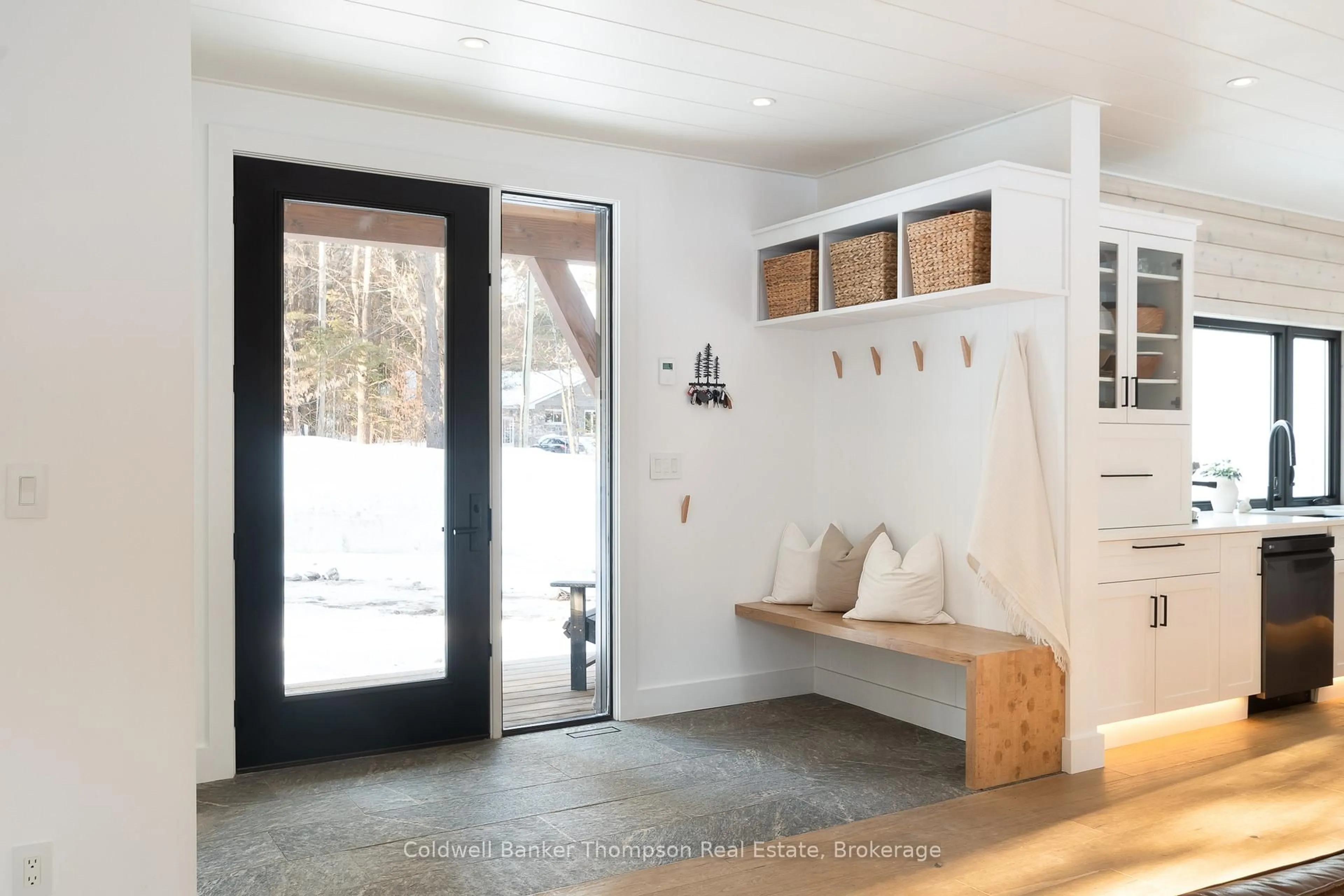 Indoor entryway for 105 Spruce Dr, Huntsville Ontario P0B 1L0