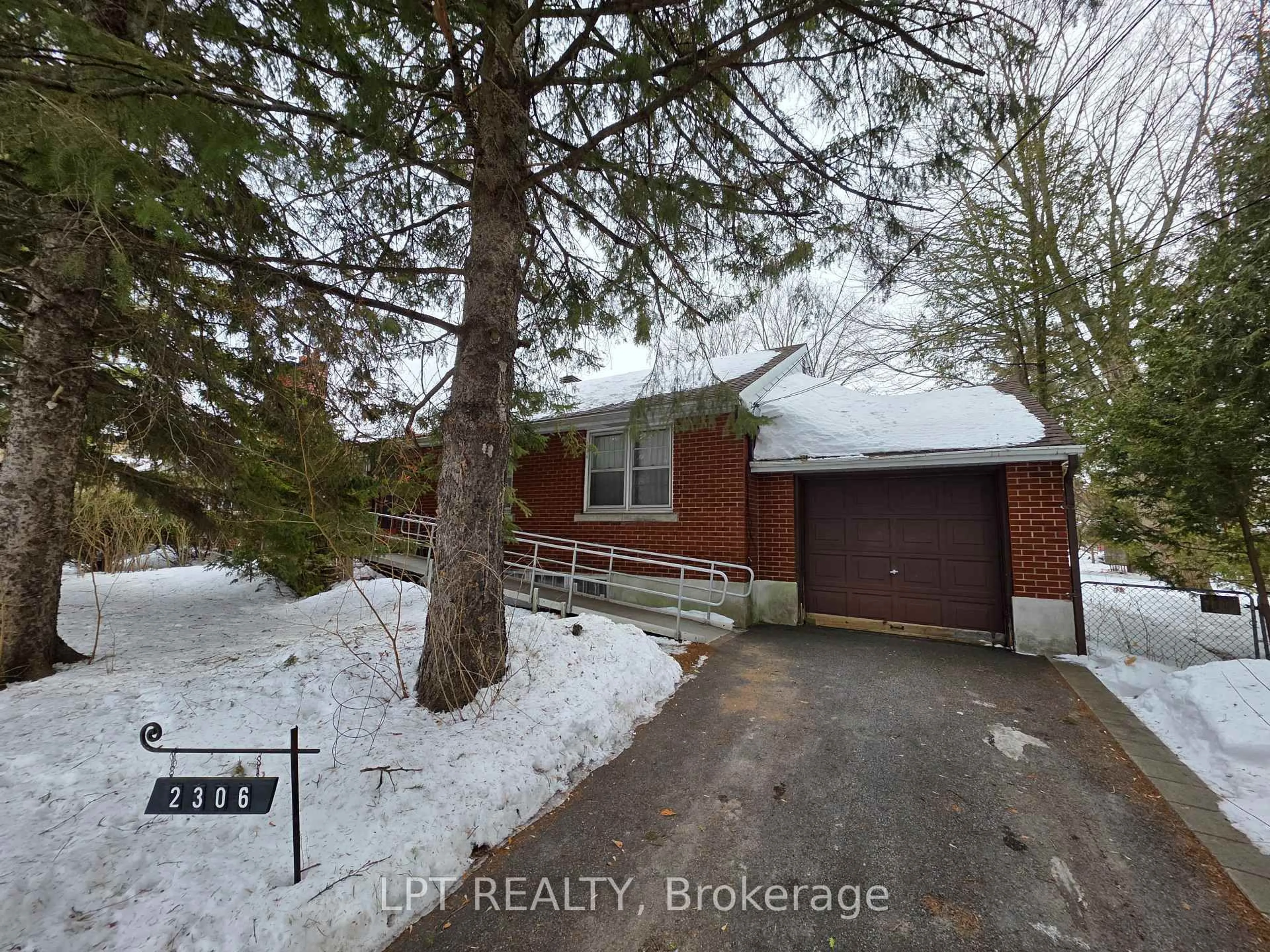 A pic from outside/outdoor area/front of a property/back of a property/a pic from drone, street for 2306 Lawn Ave, Ottawa Ontario K2B 7B4