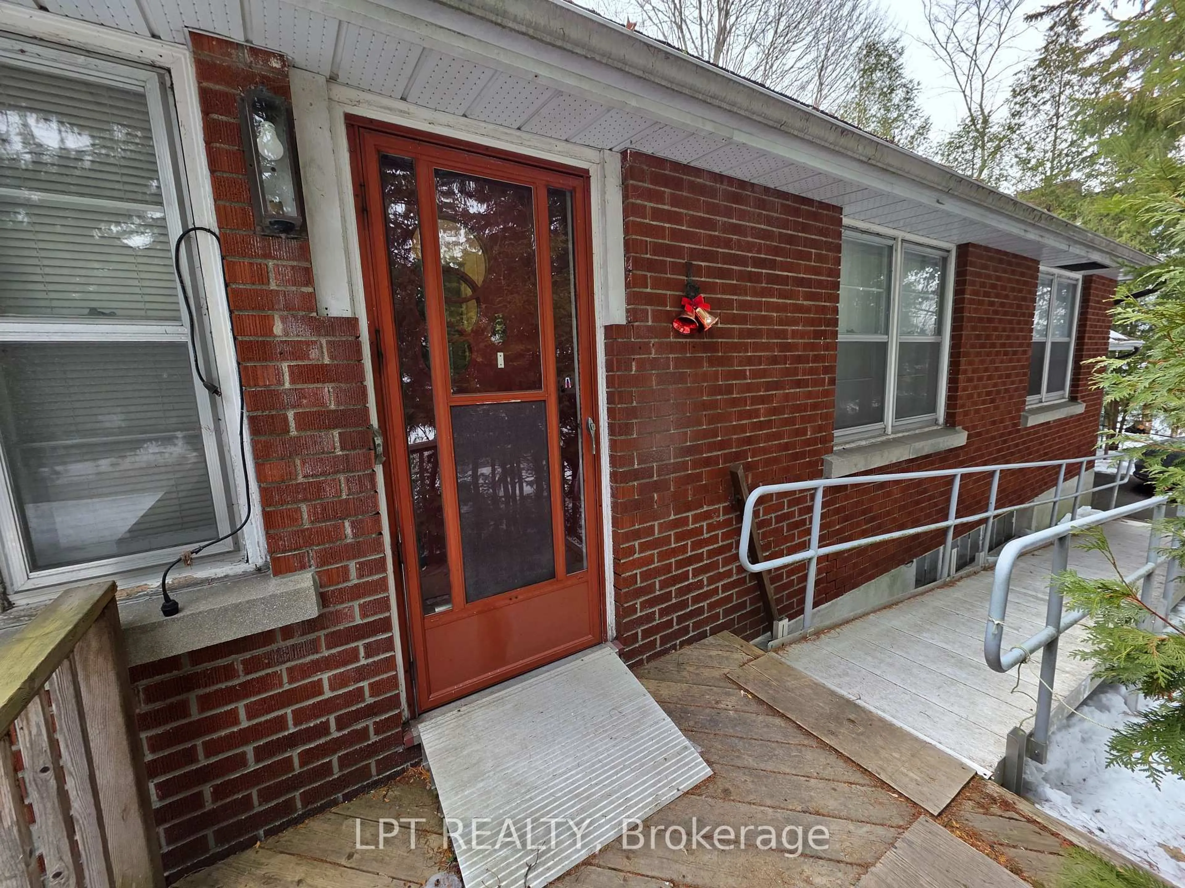 Indoor entryway for 2306 Lawn Ave, Ottawa Ontario K2B 7B4