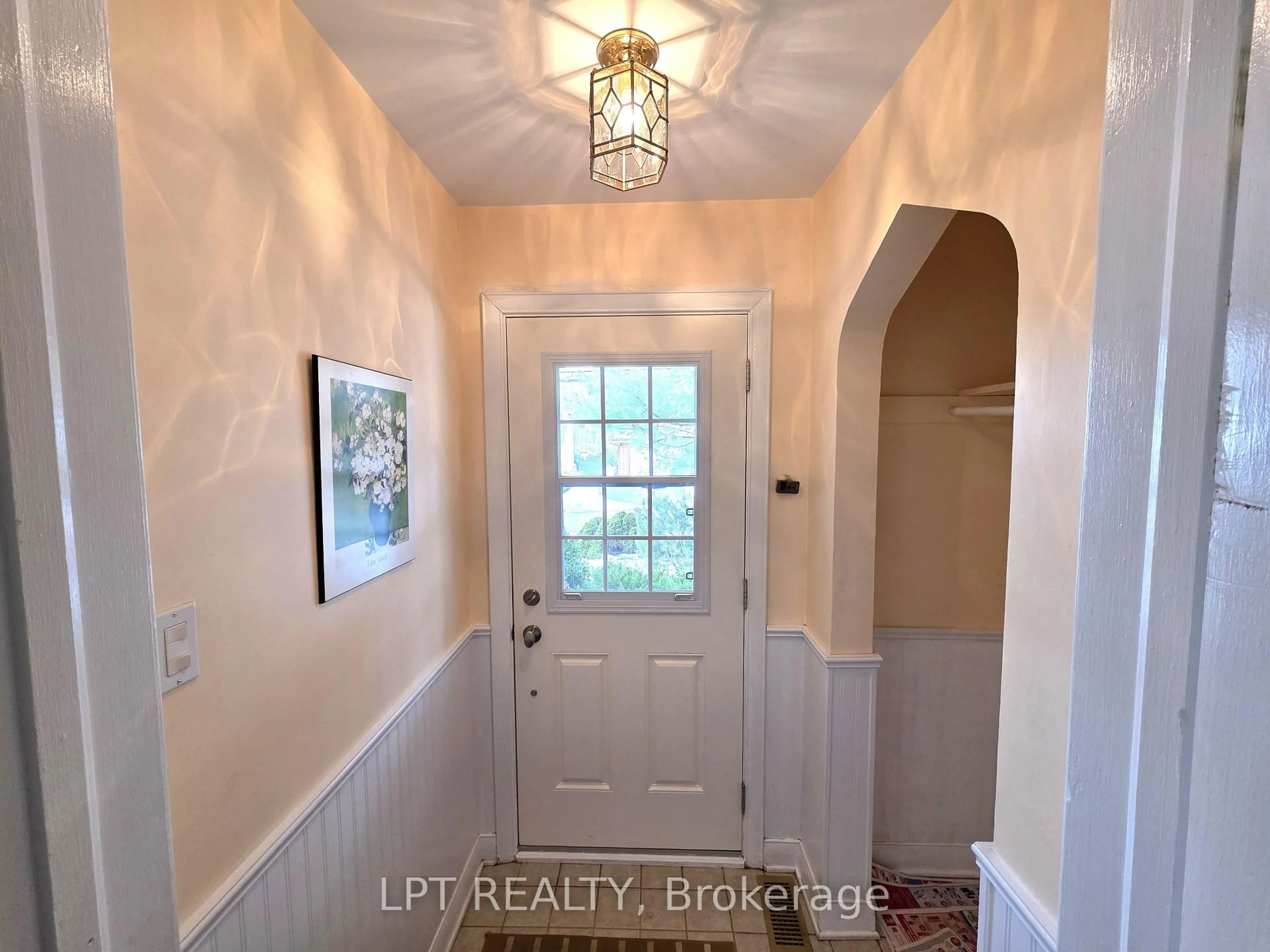 Indoor entryway for 2302 Lawn Ave, Ottawa Ontario K2B 7B4