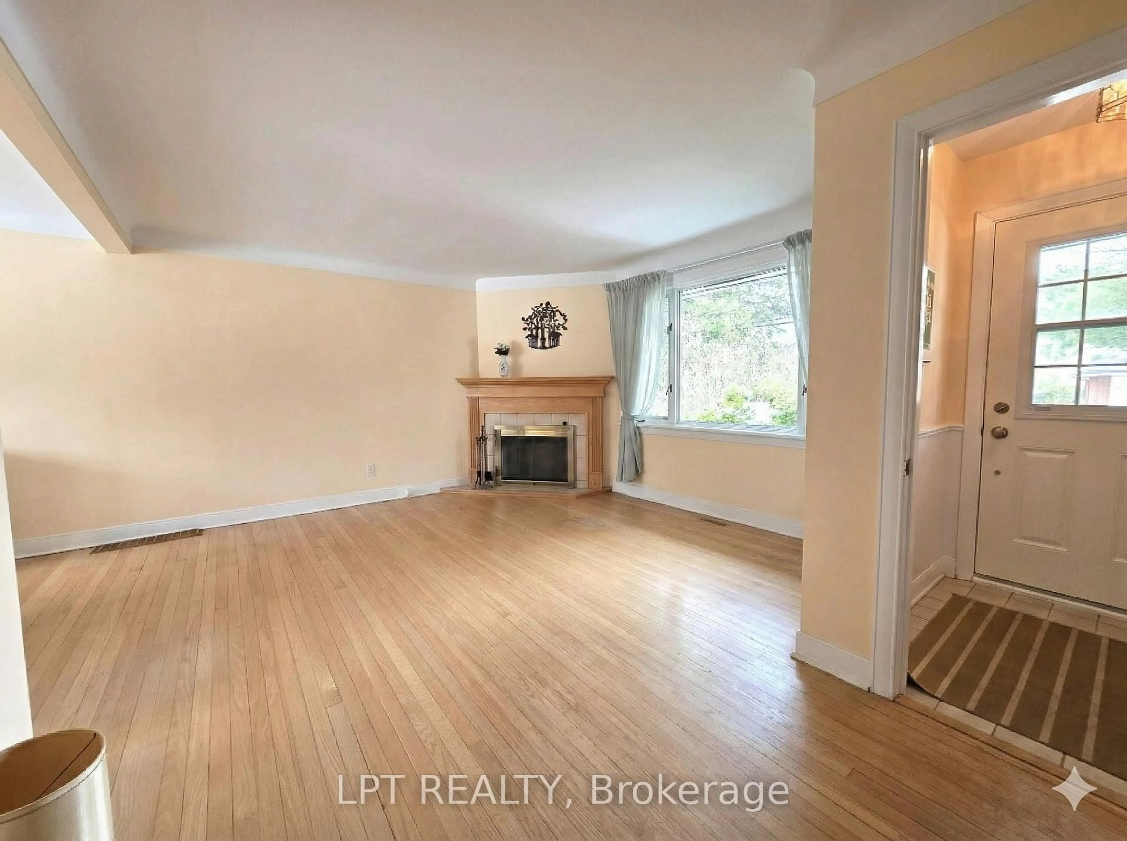 A pic of a room for 2302 Lawn Ave, Ottawa Ontario K2B 7B4