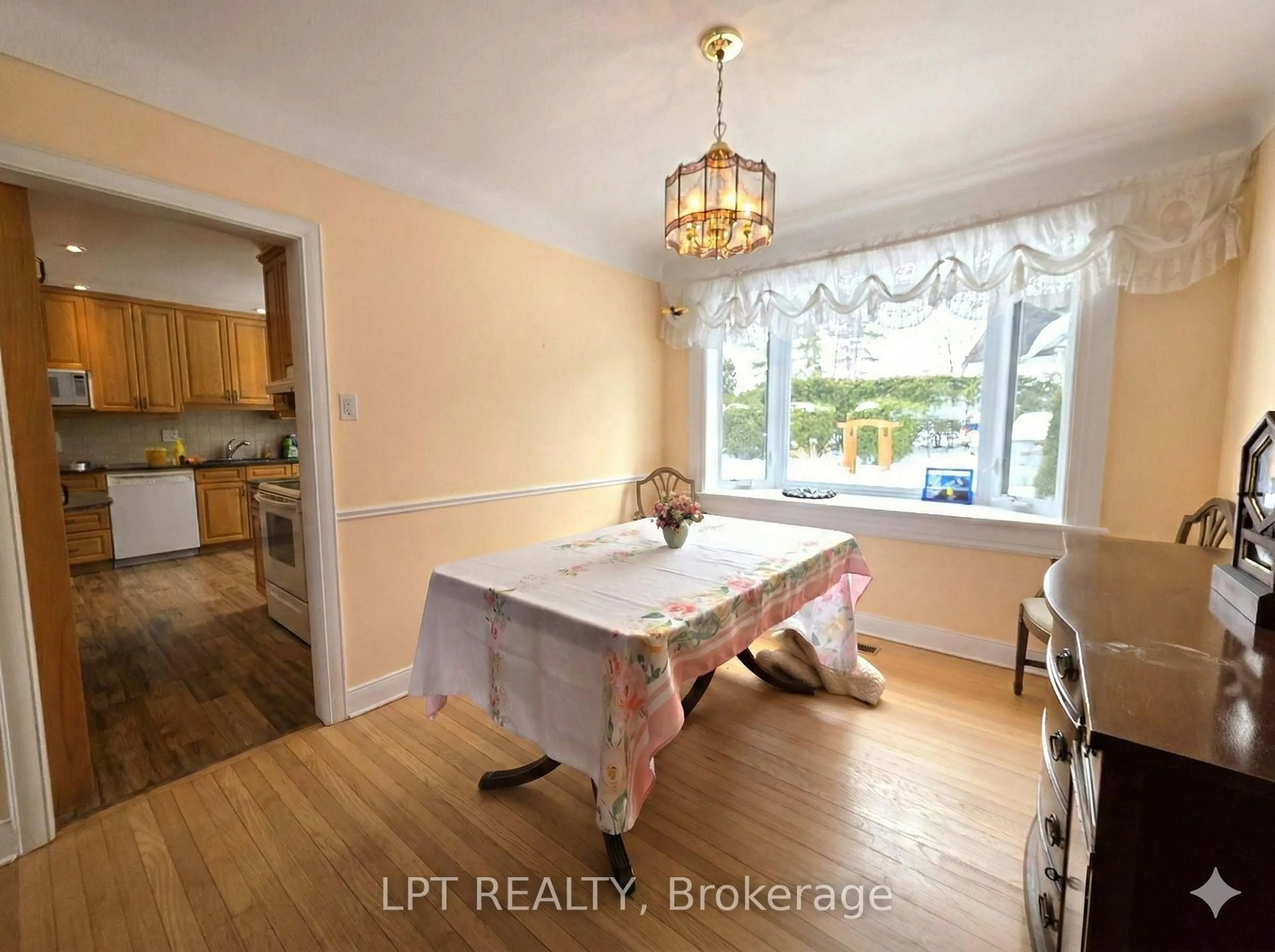 Dining room, unknown for 2302 Lawn Ave, Ottawa Ontario K2B 7B4