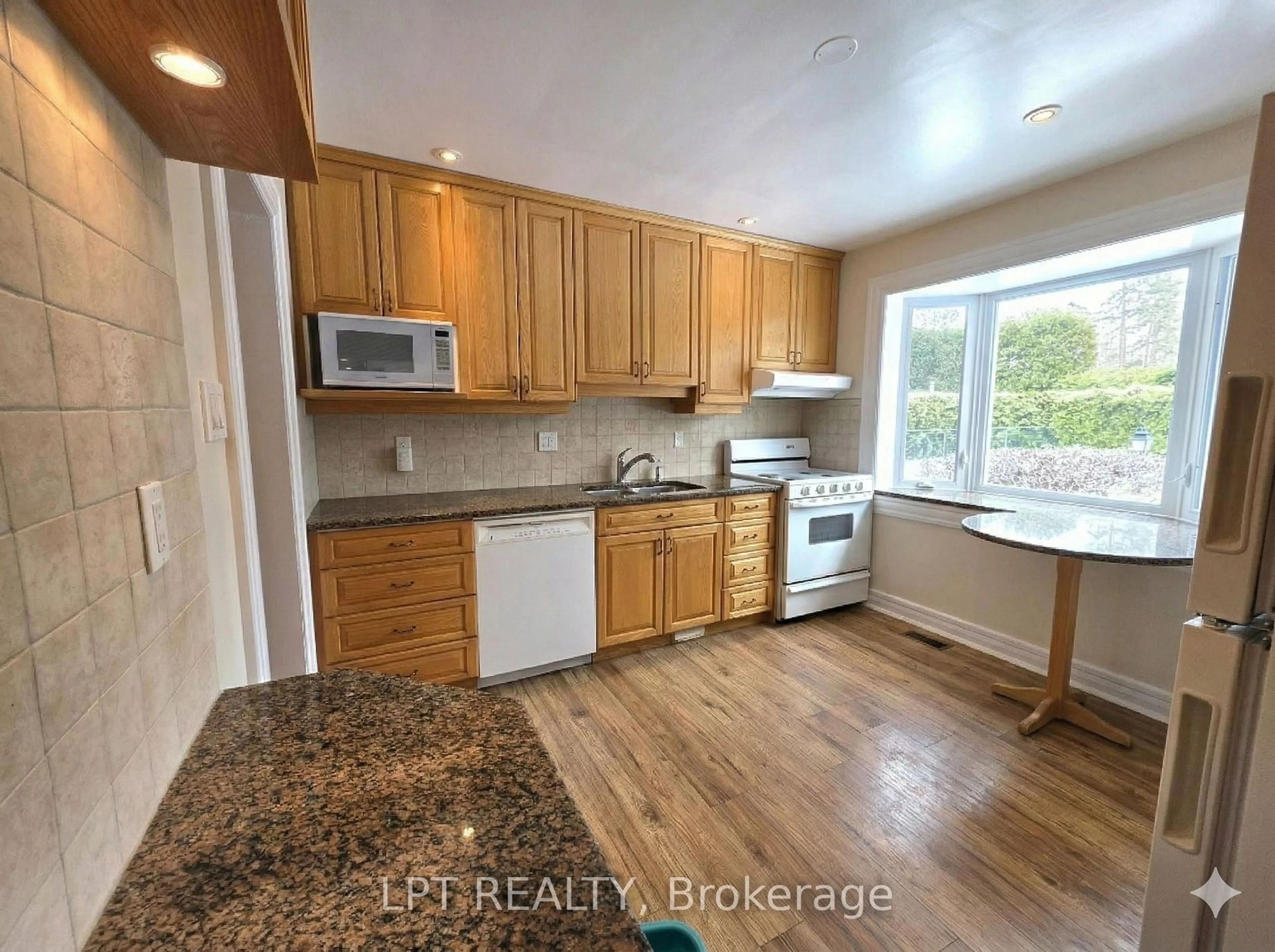 Standard kitchen, unknown for 2302 Lawn Ave, Ottawa Ontario K2B 7B4