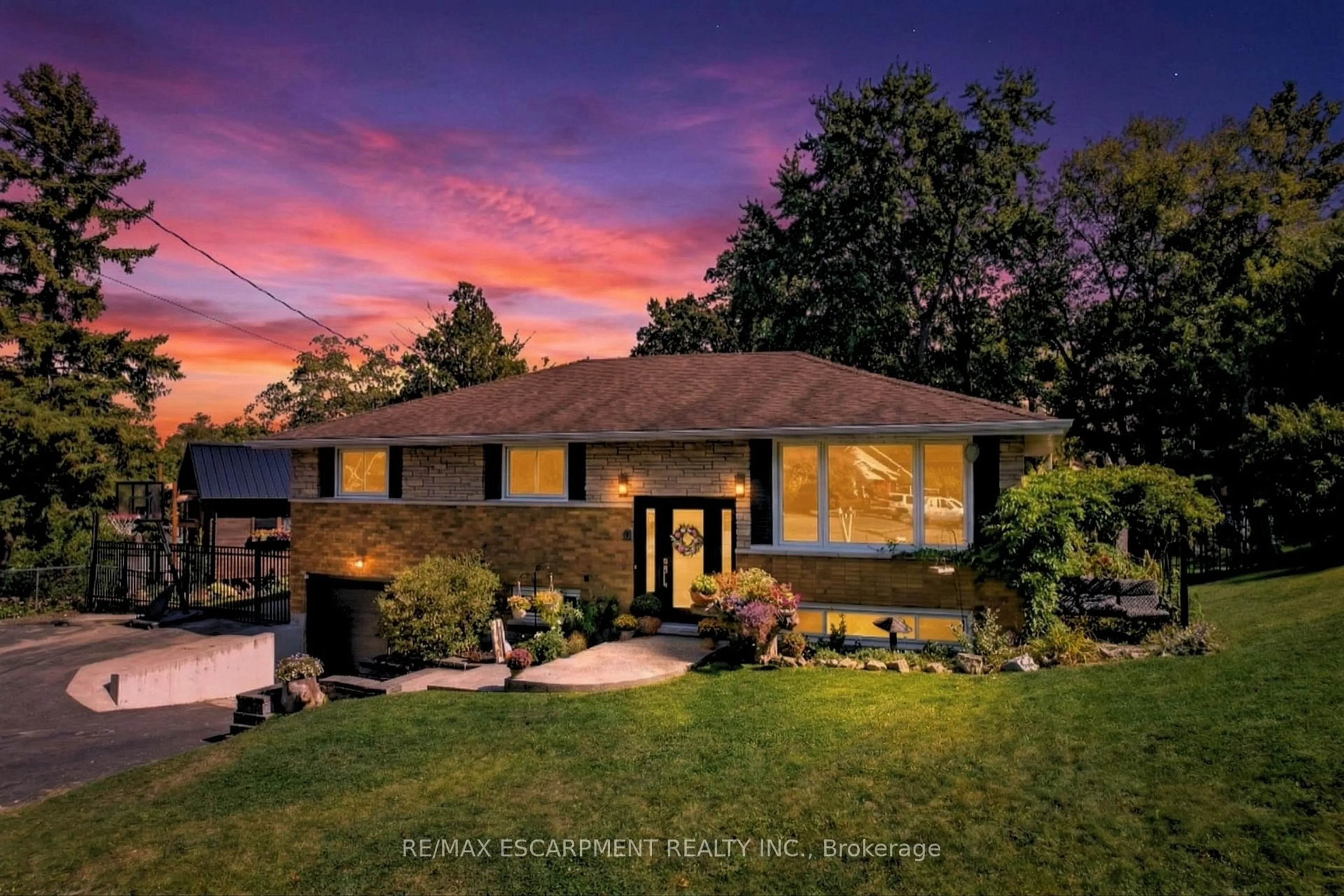 Home with brick exterior material, street for 19 Wallace Pl, Haldimand Ontario N3W 1G4