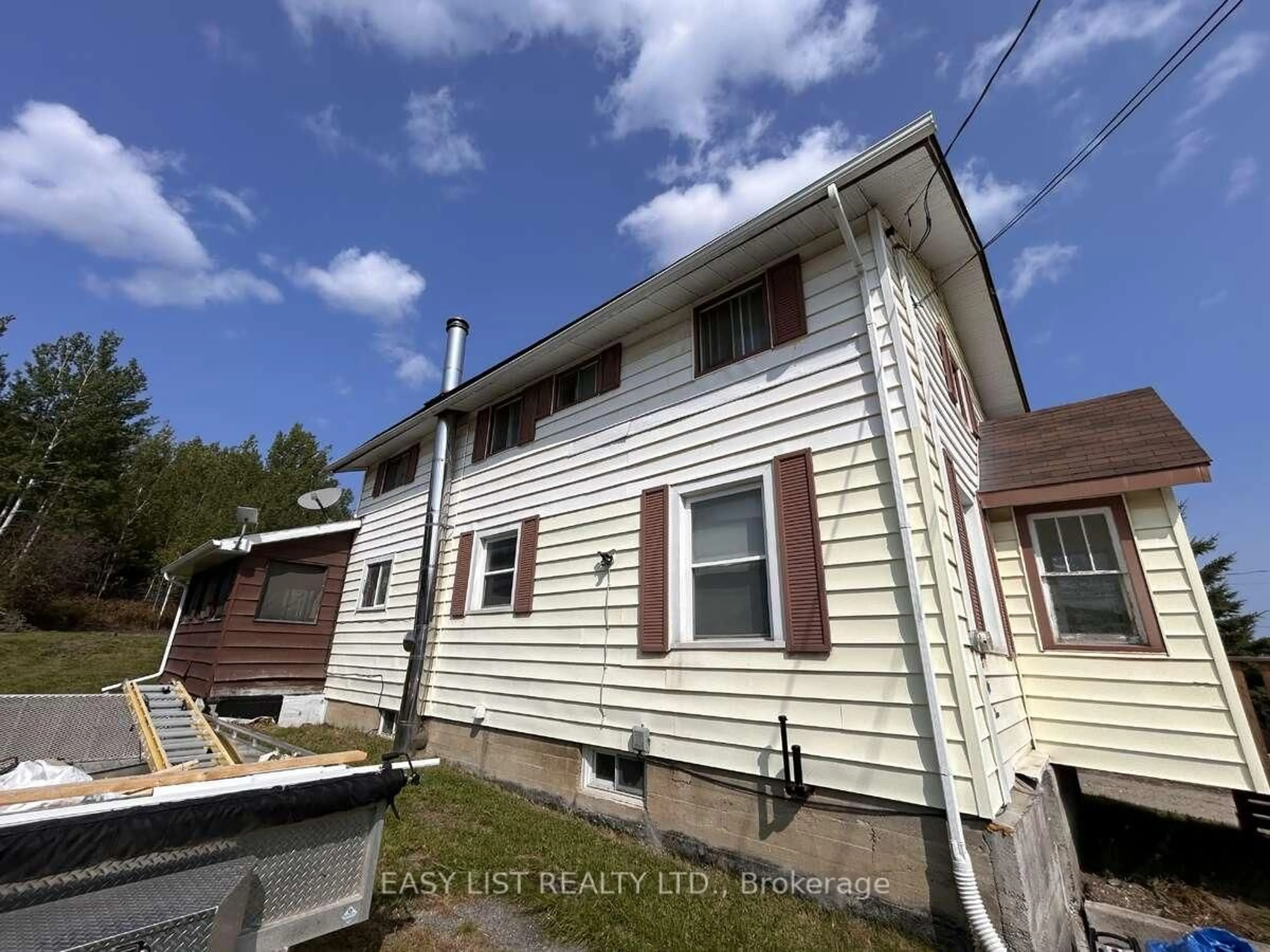 A pic from outside/outdoor area/front of a property/back of a property/a pic from drone, street for 153 Third Ave, Hornepayne Ontario P0M 1Z0