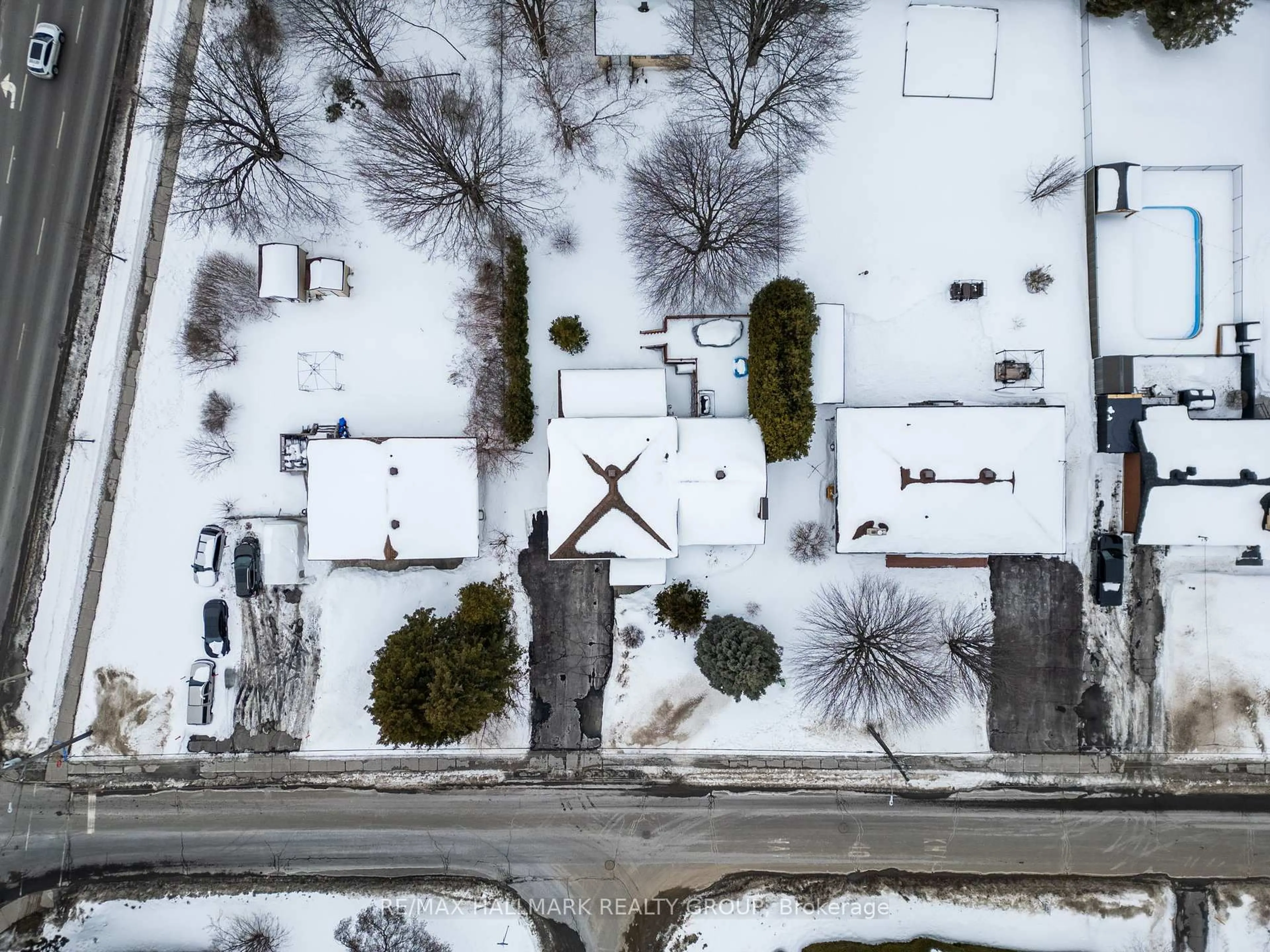 A pic from outside/outdoor area/front of a property/back of a property/a pic from drone, street for 1572 Boyer Rd, Orleans Ontario K1C 1R1