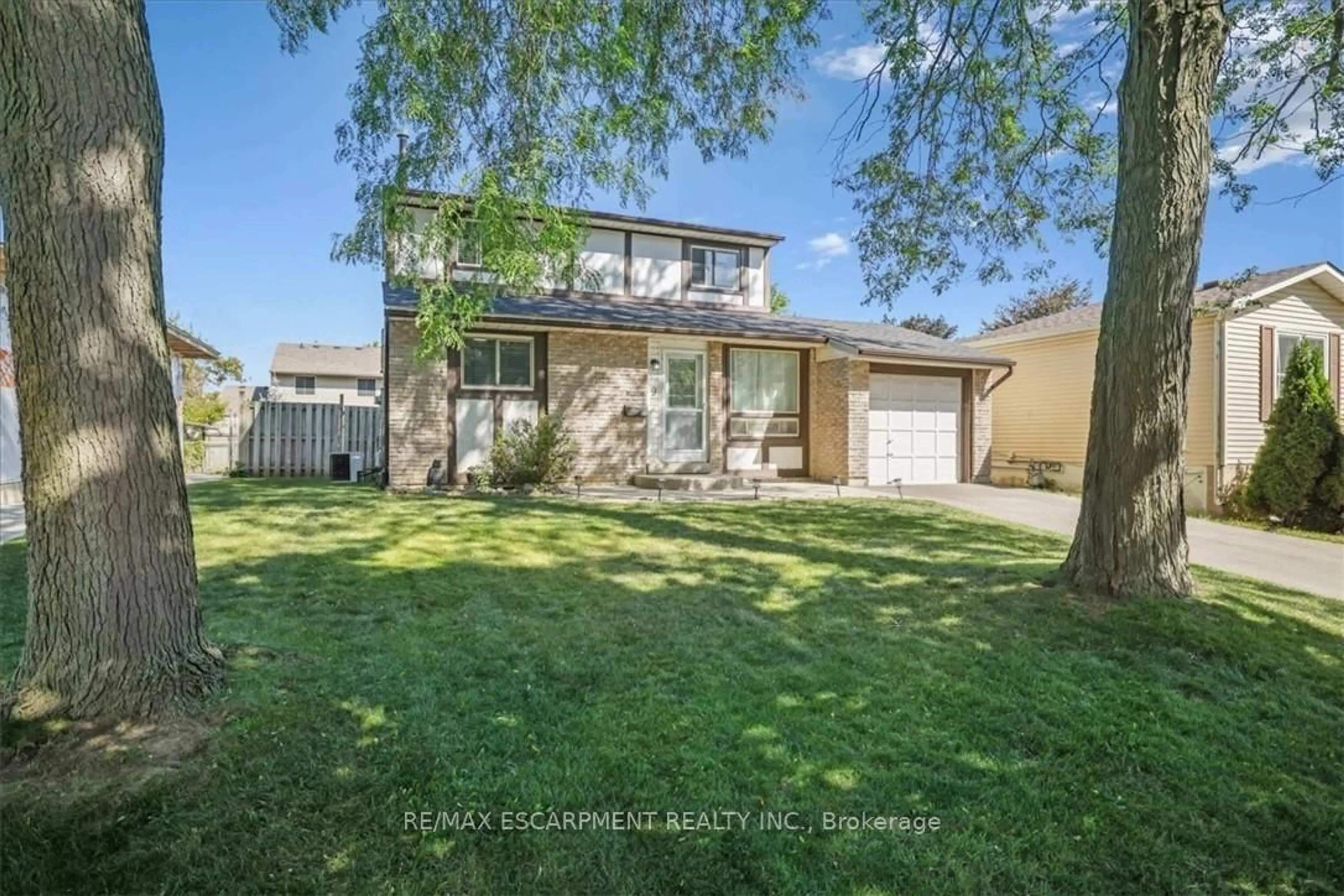 A pic from outside/outdoor area/front of a property/back of a property/a pic from drone, street for 9 Inglewood St, Brantford Ontario N3P 1A4