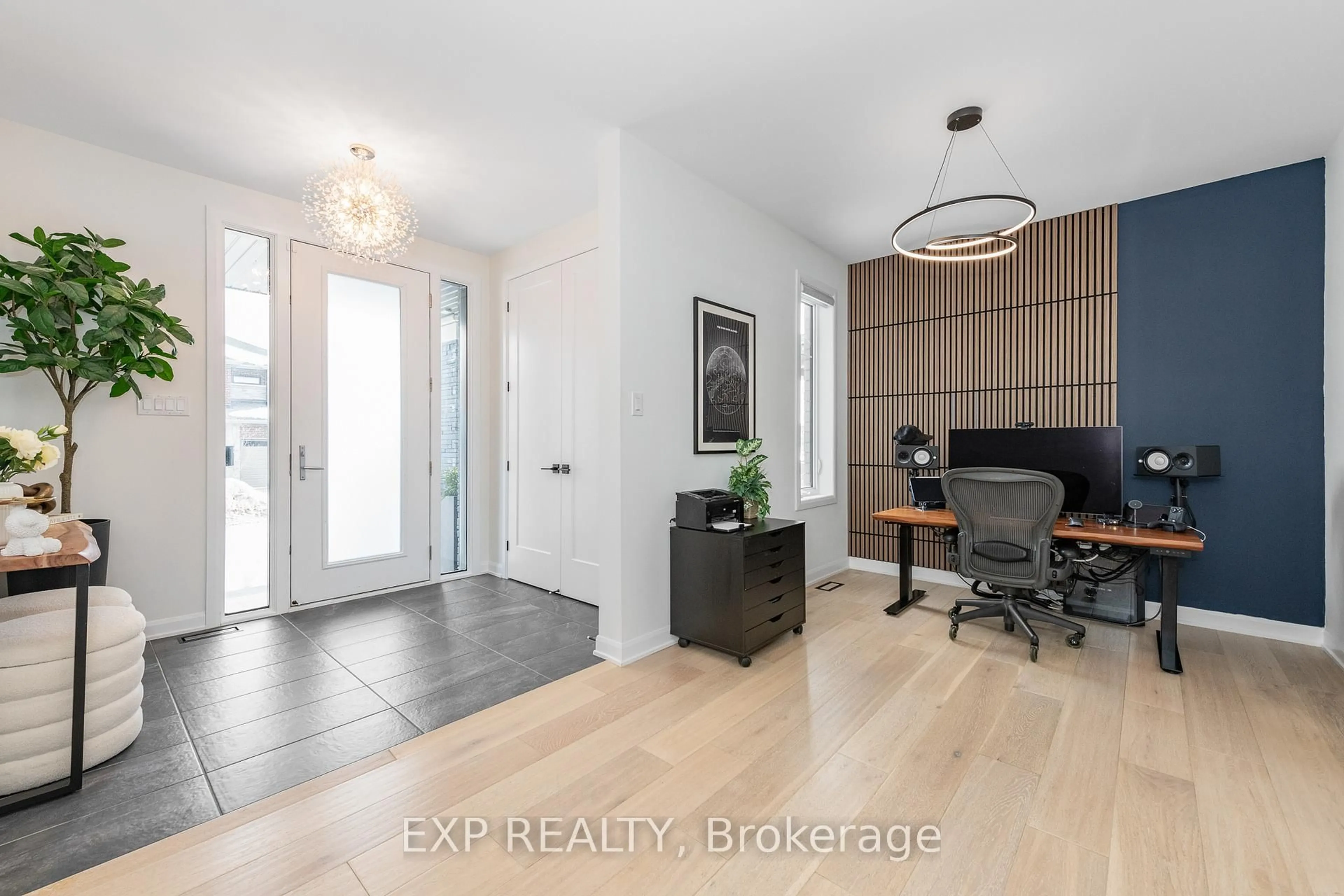 Indoor entryway for 35 Jetty Dr, Ottawa Ontario K4M 0N1