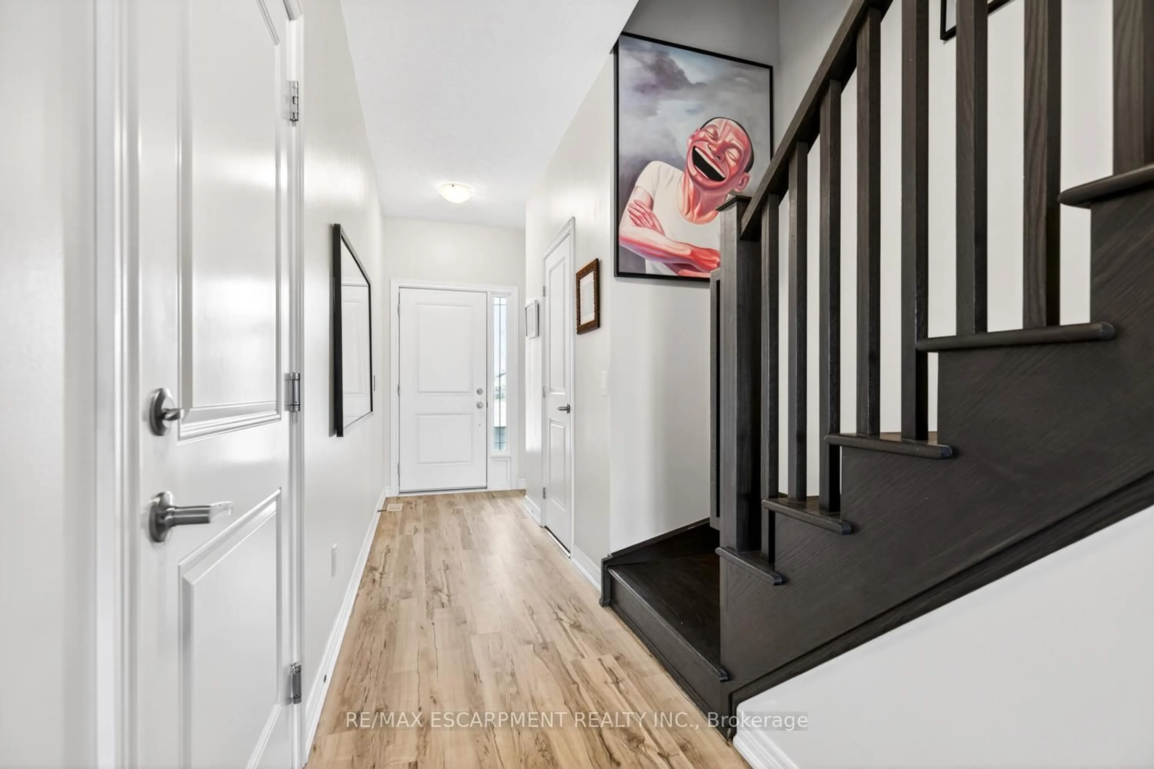 Indoor entryway for 27 Rachel Dr #12, Hamilton Ontario L8E 0K6