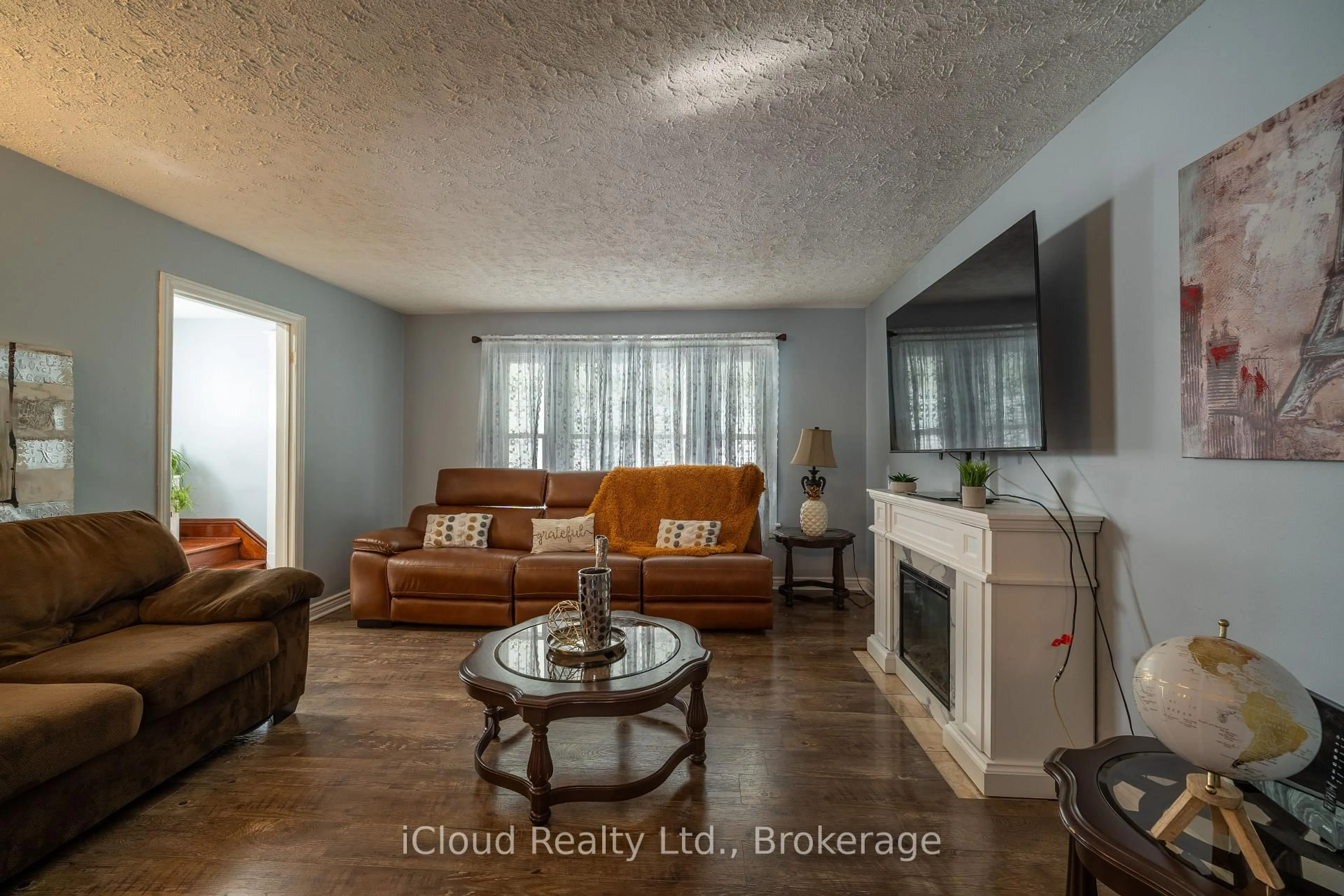 Living room with furniture, unknown for 2 Richmond Ave, St. Catharines Ontario L2R 3W7