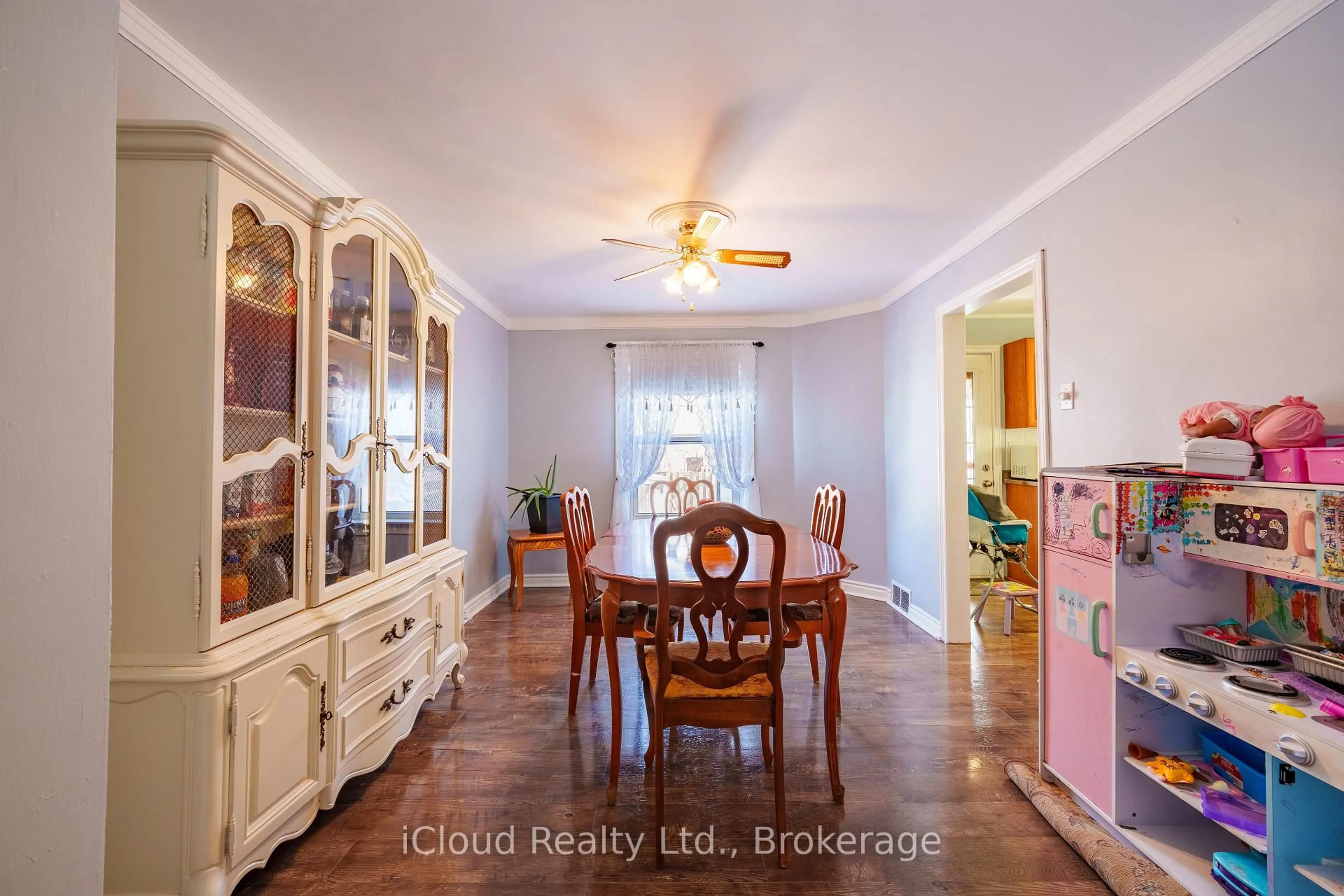 Dining room, wood/laminate floor for 2 Richmond Ave, St. Catharines Ontario L2R 3W7