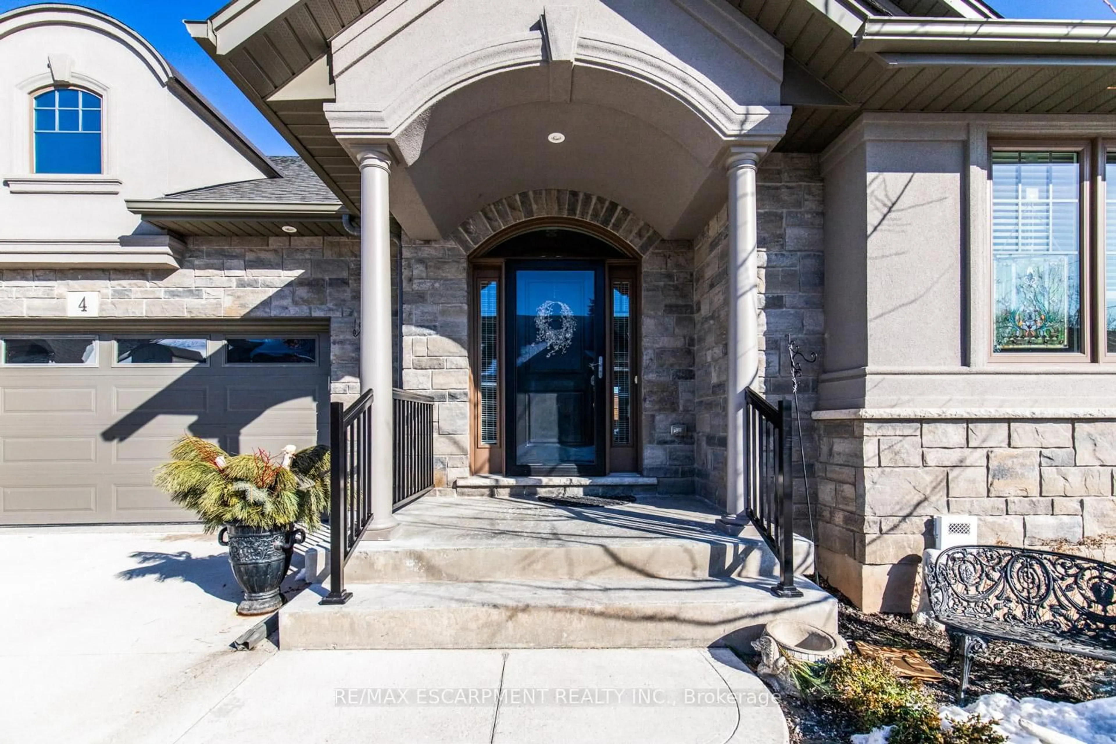 Indoor entryway for 3757 St. Peter Ave #4, Niagara Falls Ontario L2J 0G2