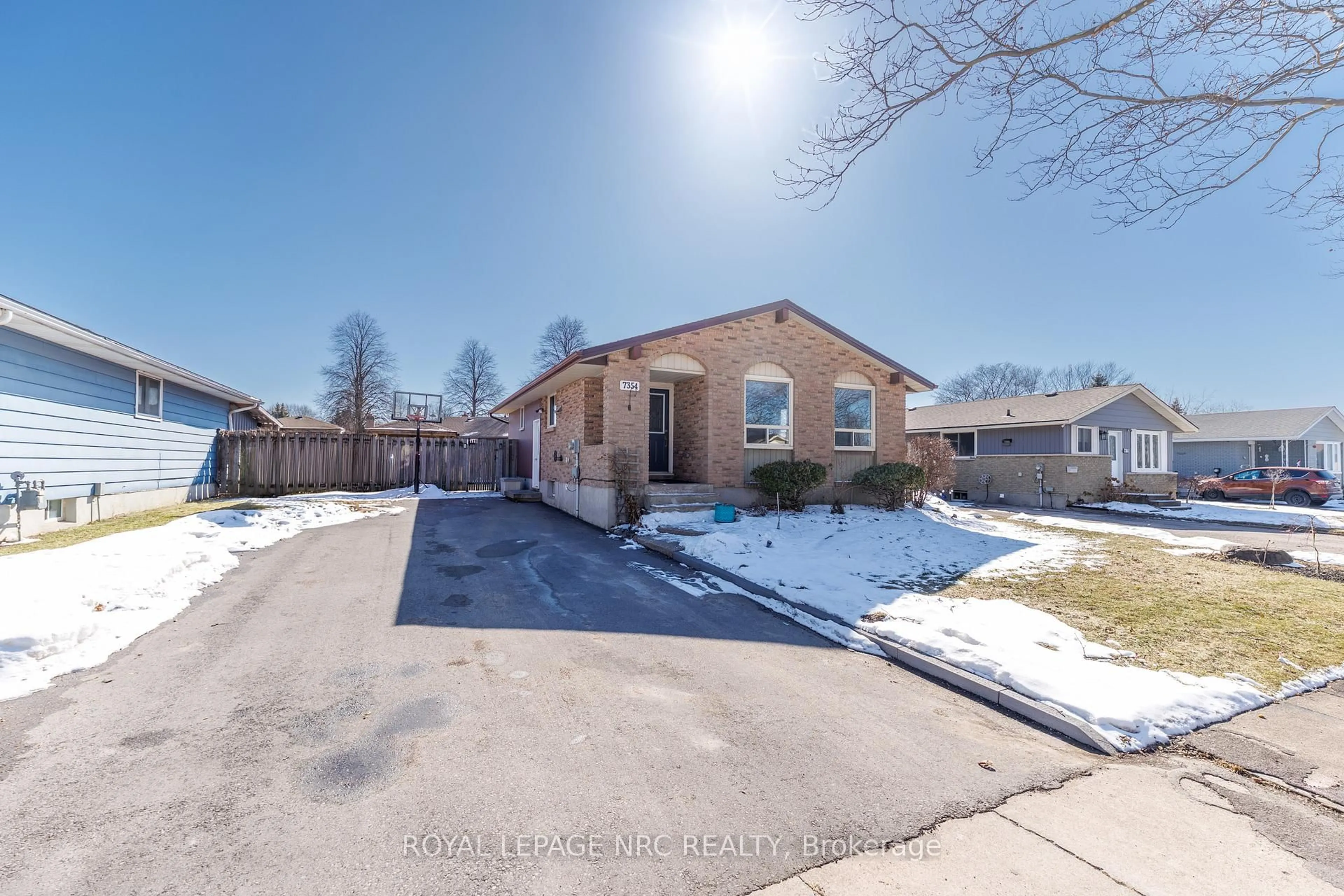 A pic from outside/outdoor area/front of a property/back of a property/a pic from drone, street for 7354 North Dorset Pl, Niagara Falls Ontario L2J 3T4