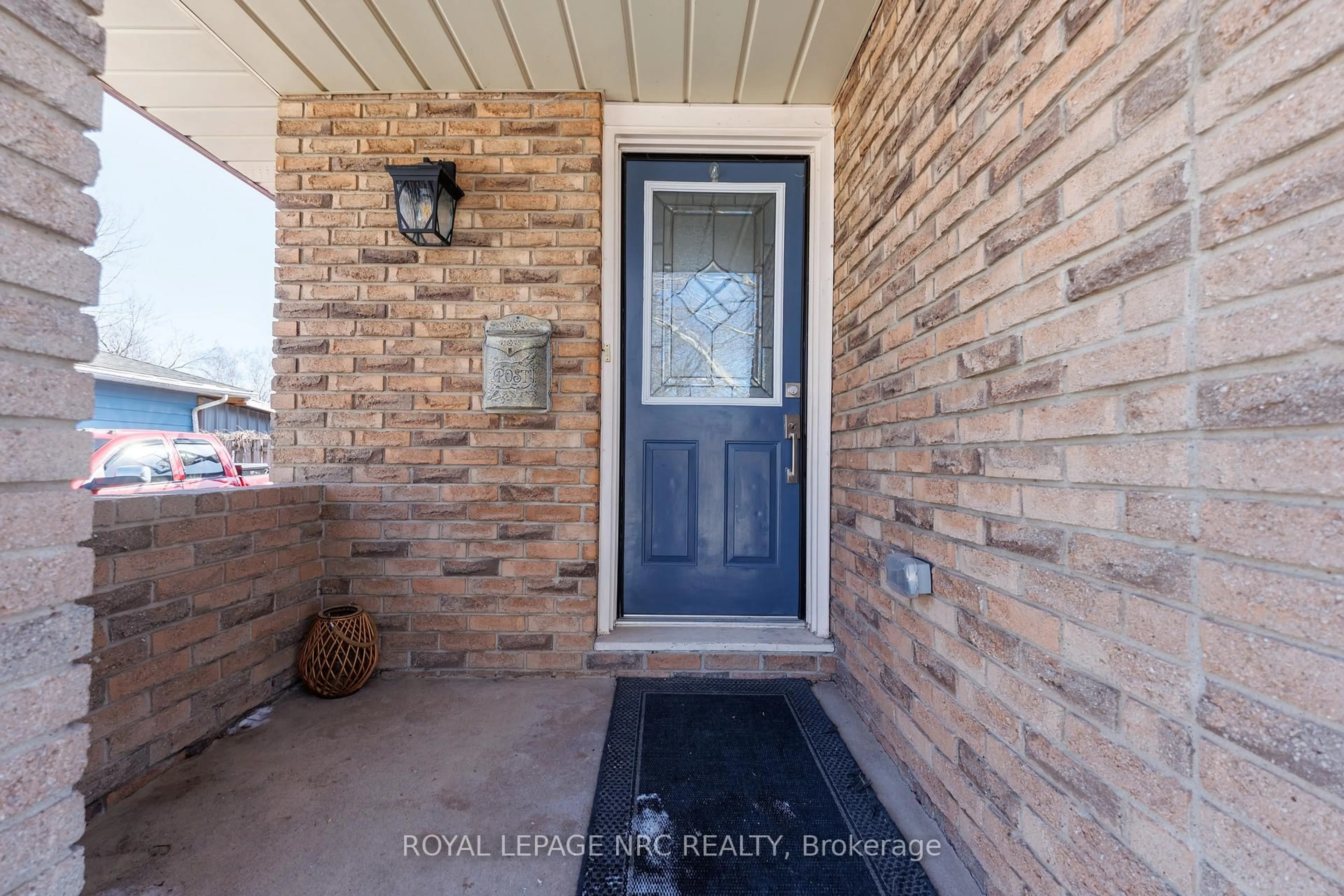 Indoor entryway for 7354 North Dorset Pl, Niagara Falls Ontario L2J 3T4