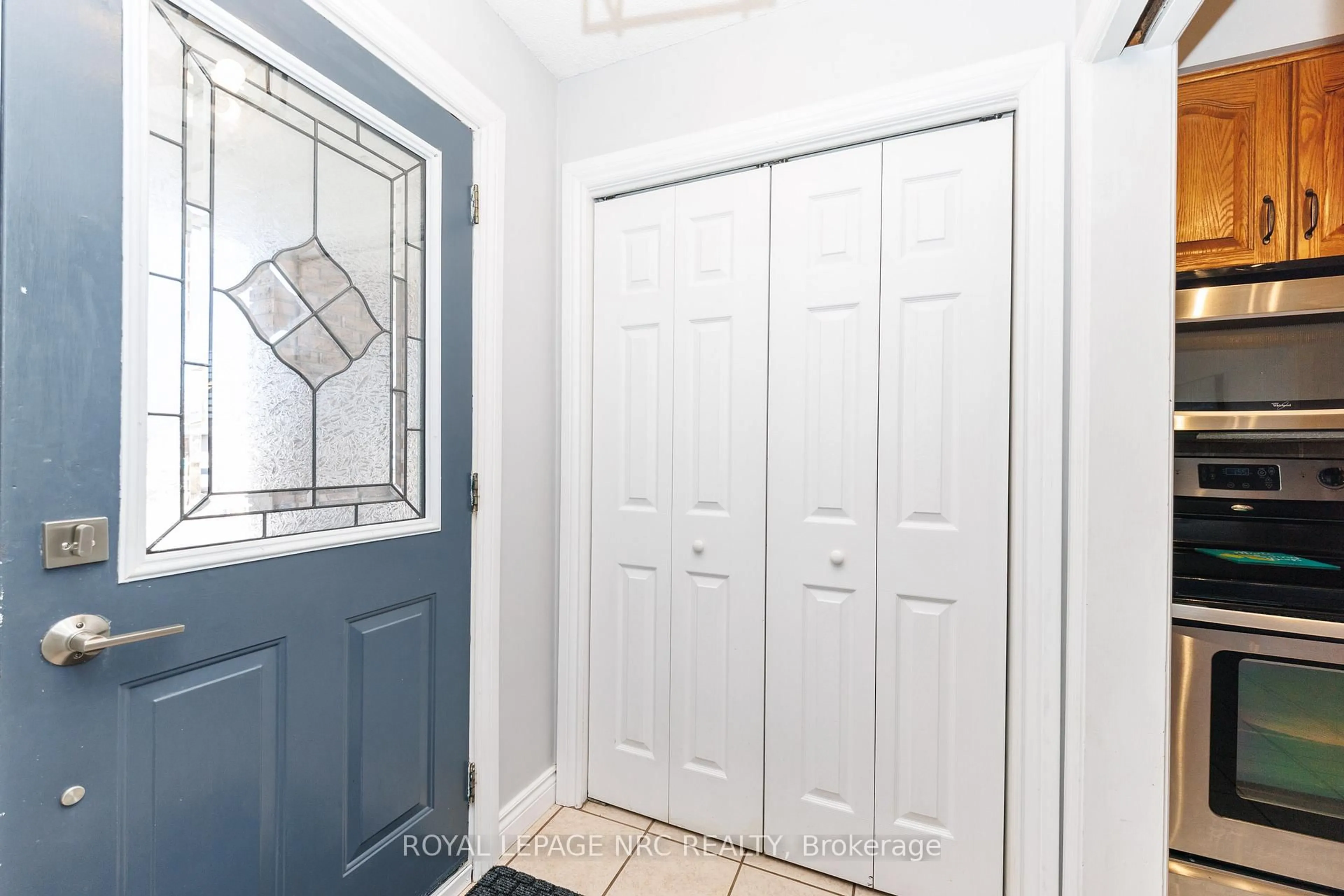 Indoor entryway for 7354 North Dorset Pl, Niagara Falls Ontario L2J 3T4