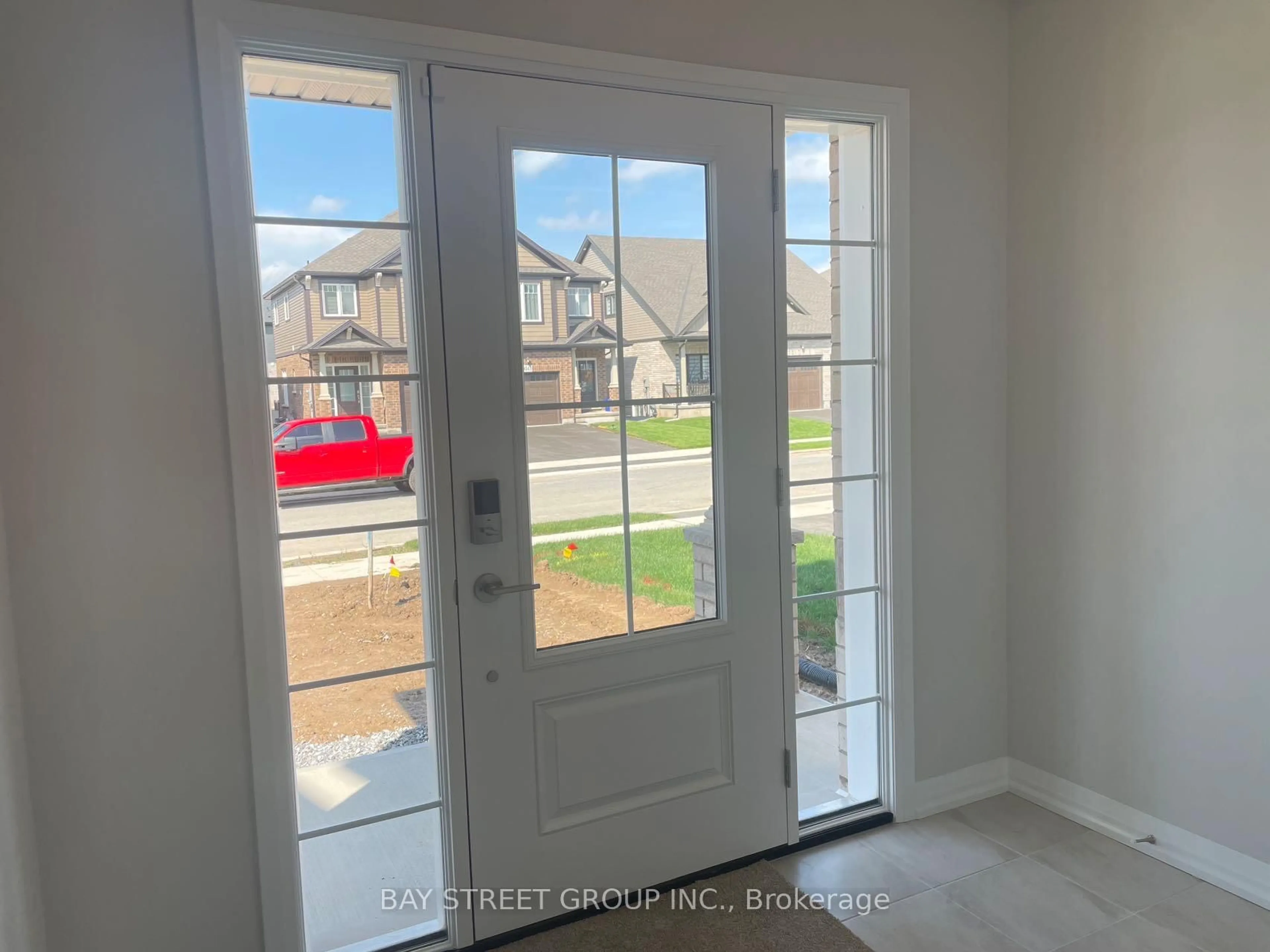 Indoor entryway for 9348 White Oak Ave, Niagara Falls Ontario L2G 3P6