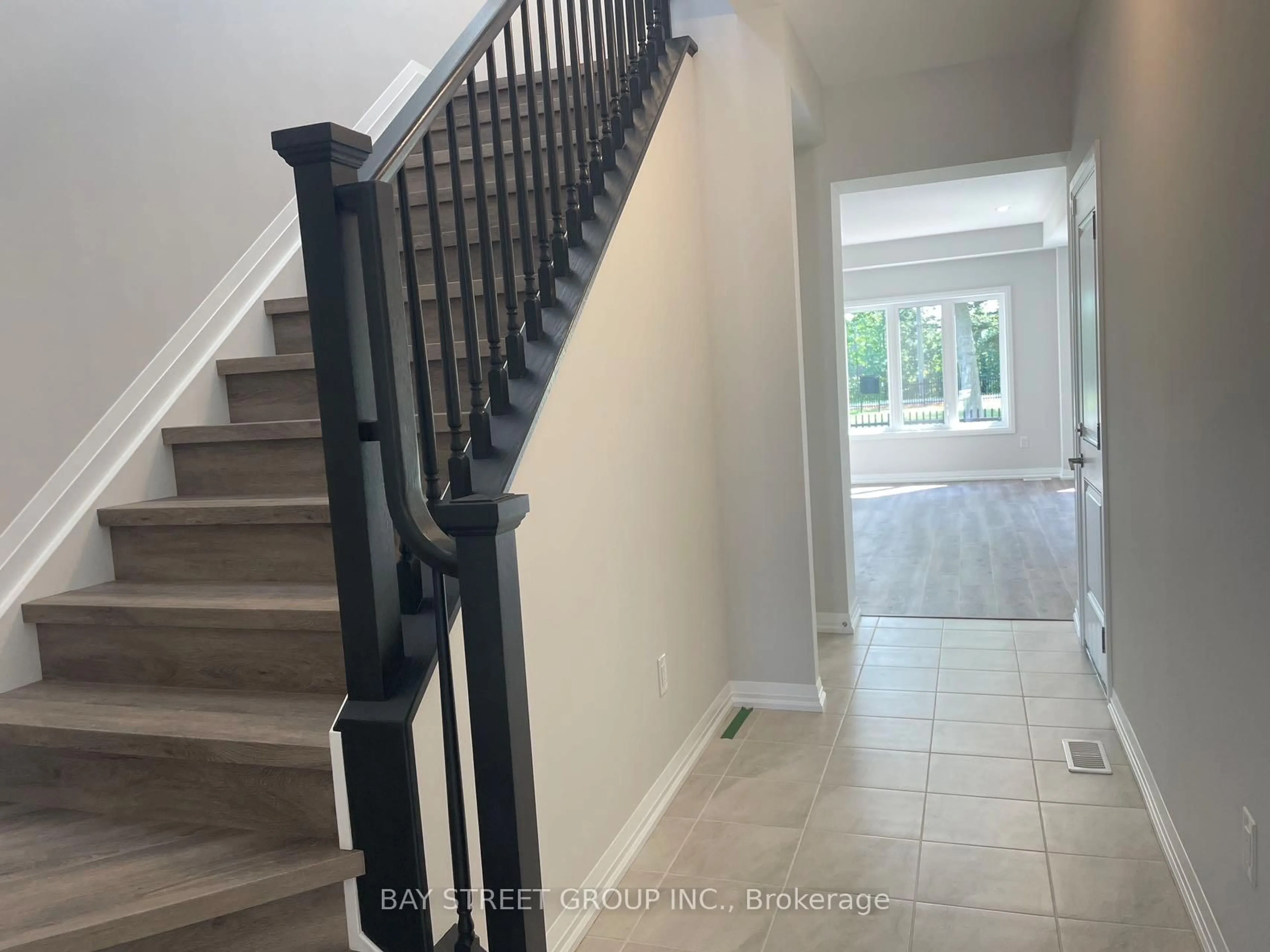 Indoor entryway for 9348 White Oak Ave, Niagara Falls Ontario L2G 3P6