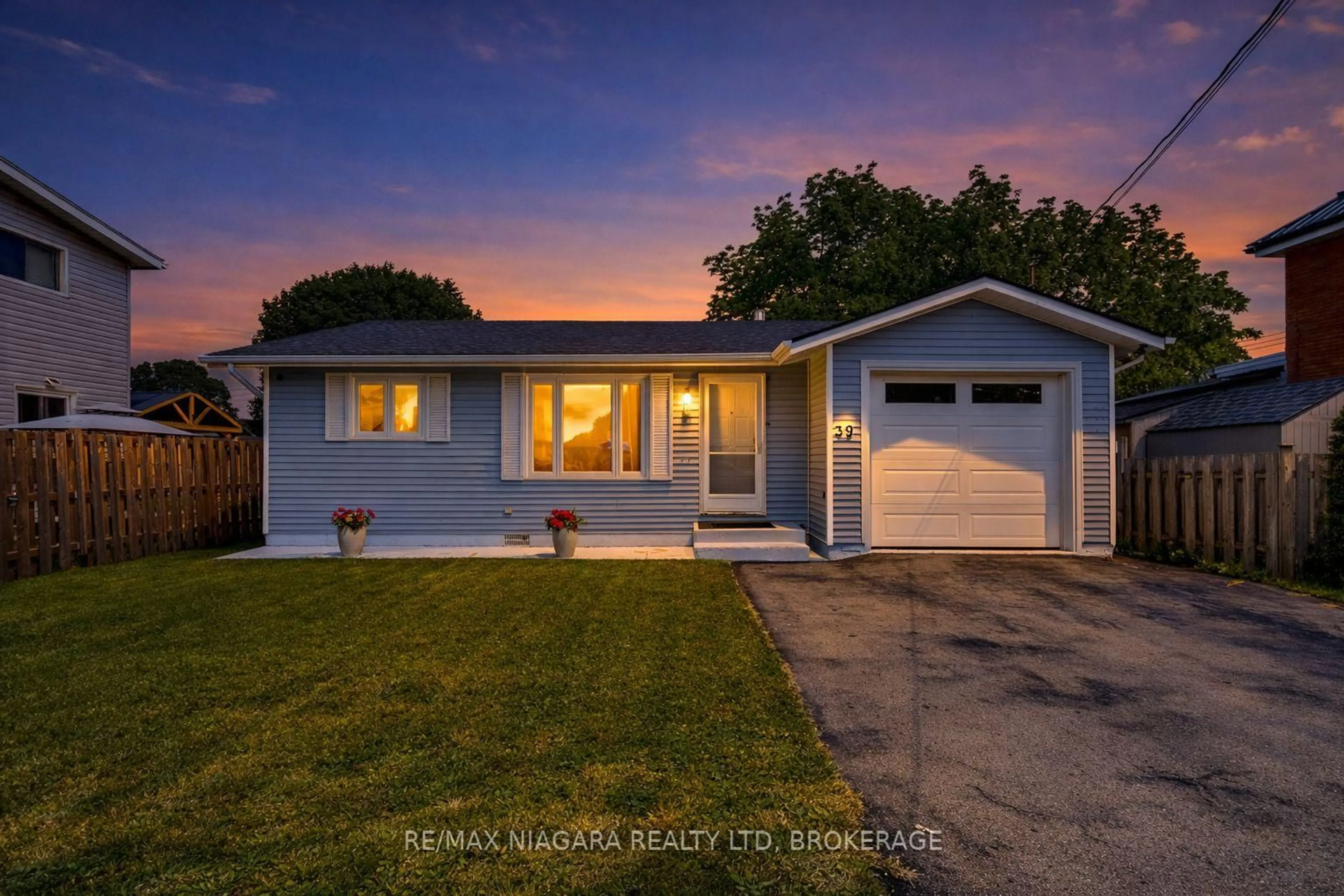 Home with vinyl exterior material, street for 39 Pine St, Port Colborne Ontario L3K 3N6