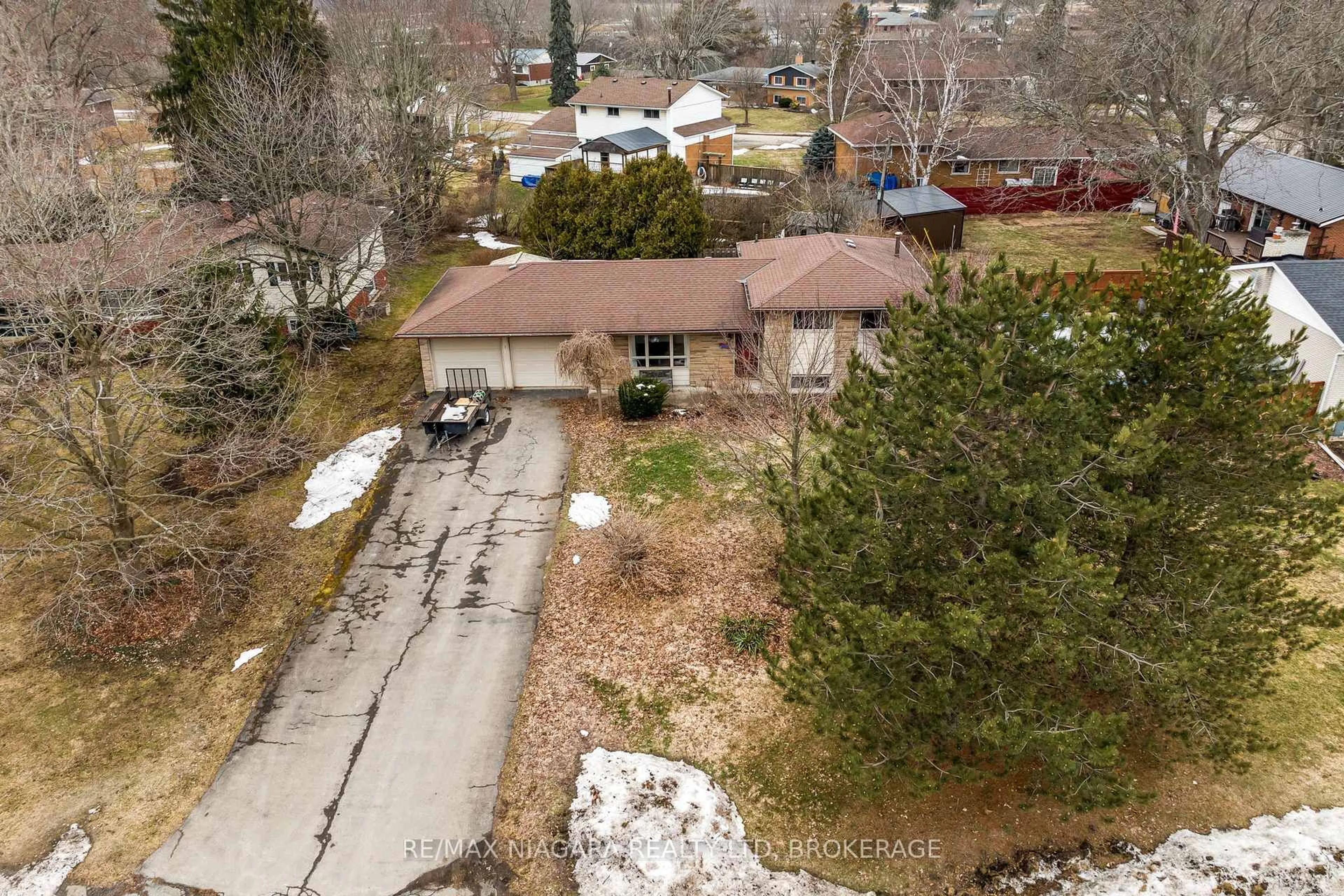 A pic from outside/outdoor area/front of a property/back of a property/a pic from drone, street for 31 Runnymede Rd, Port Colborne Ontario L3K 5C2